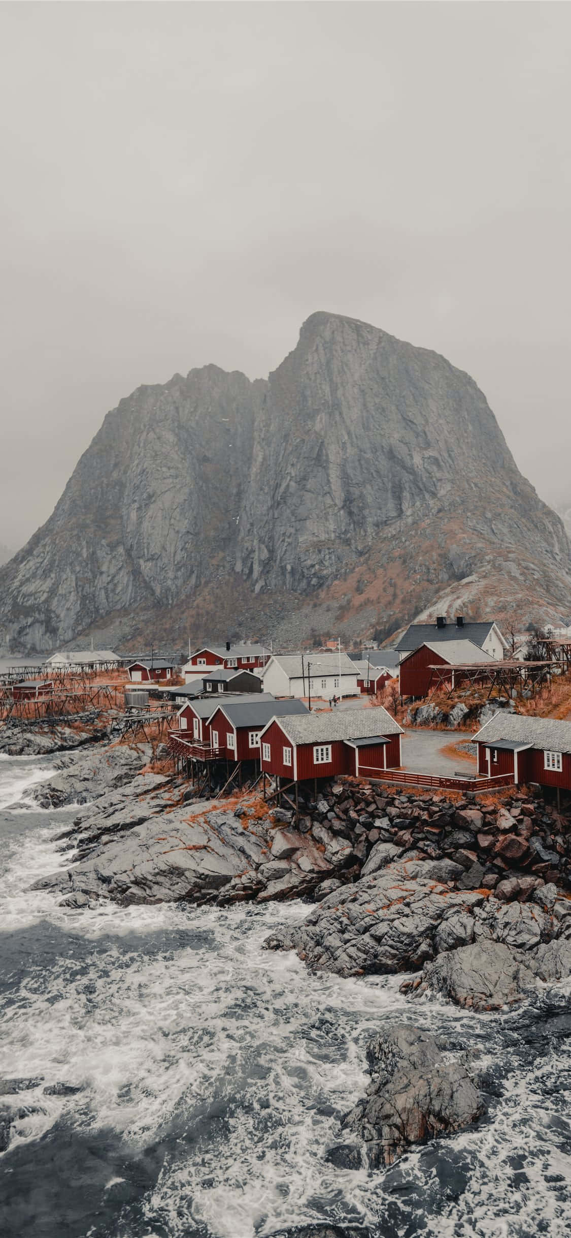 Una vista panorámica al atardecer de los fiordos de Sogn og Fjordane en Noruega Fondos de pantalla