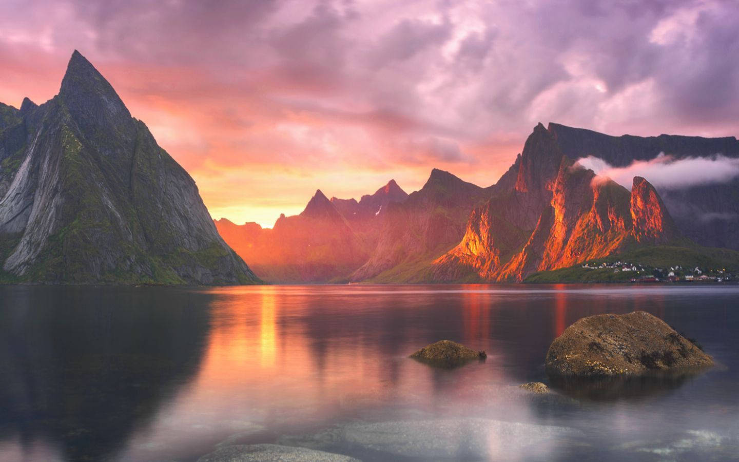 Una vista perfecta de un lago tranquilo con un MacBook Fondos de pantalla