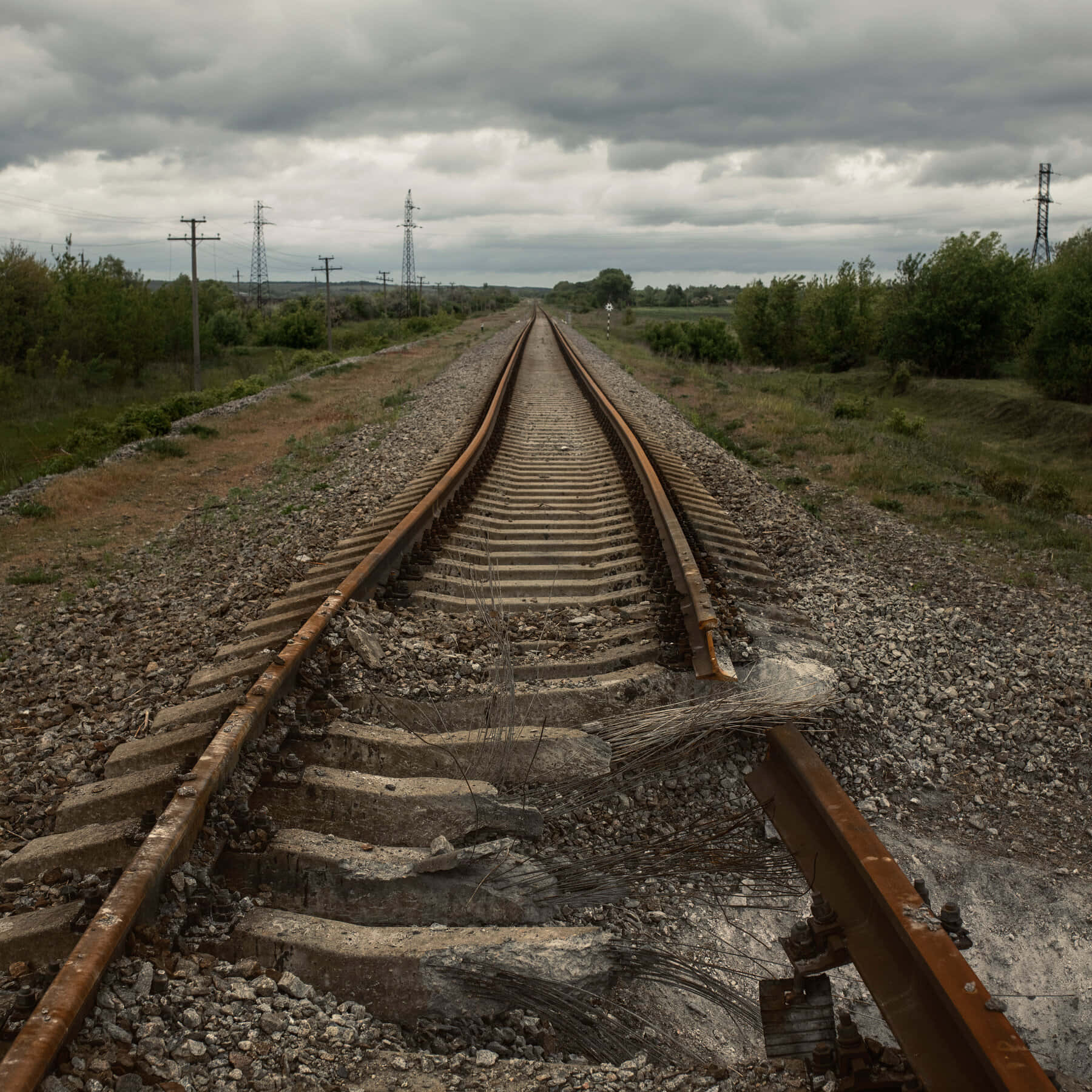 unas vías de tren en medio de un campo Fondos de pantalla