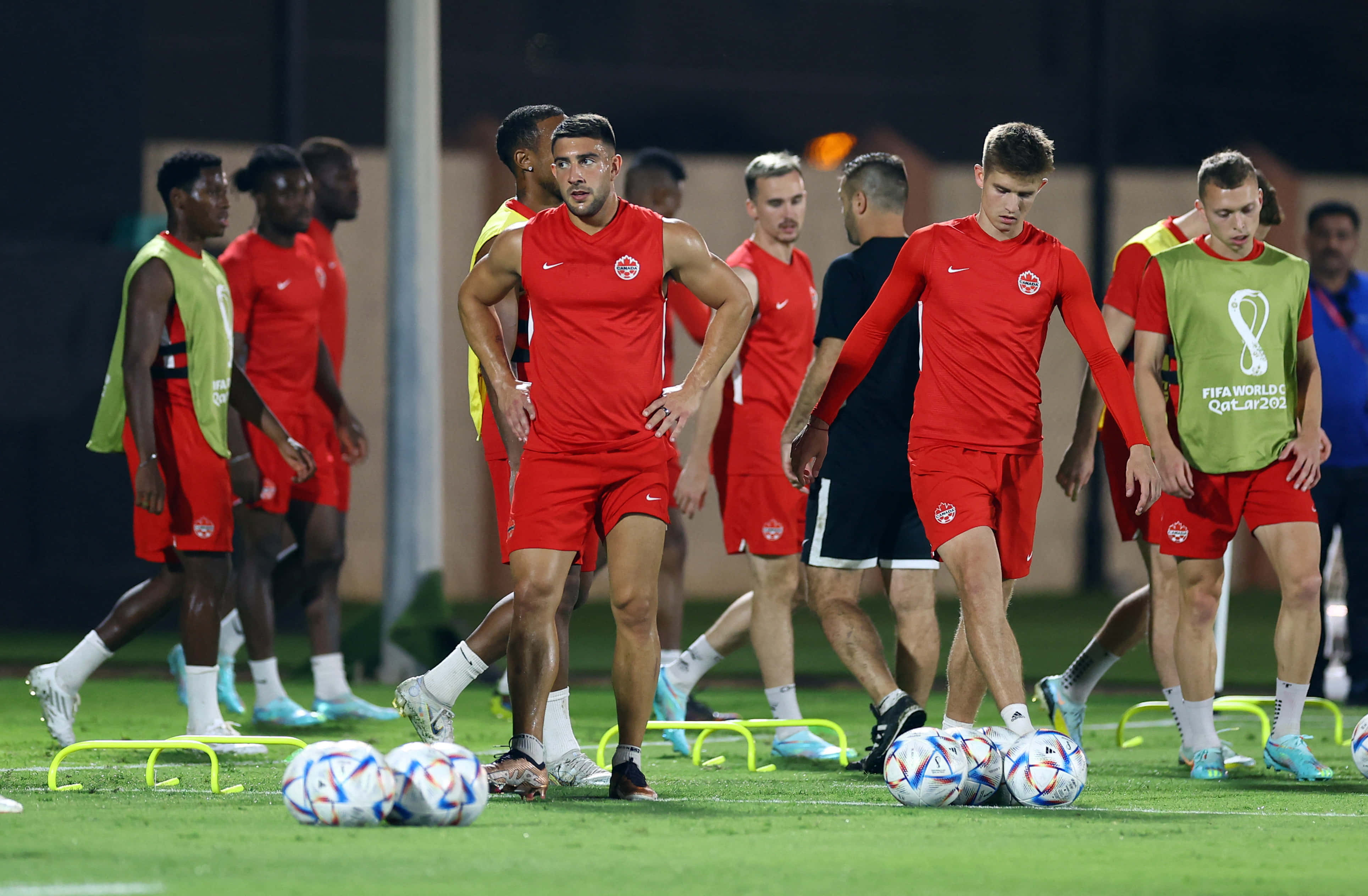 Uniforme estético rojo de Lucas Cavallini Fondos de pantalla