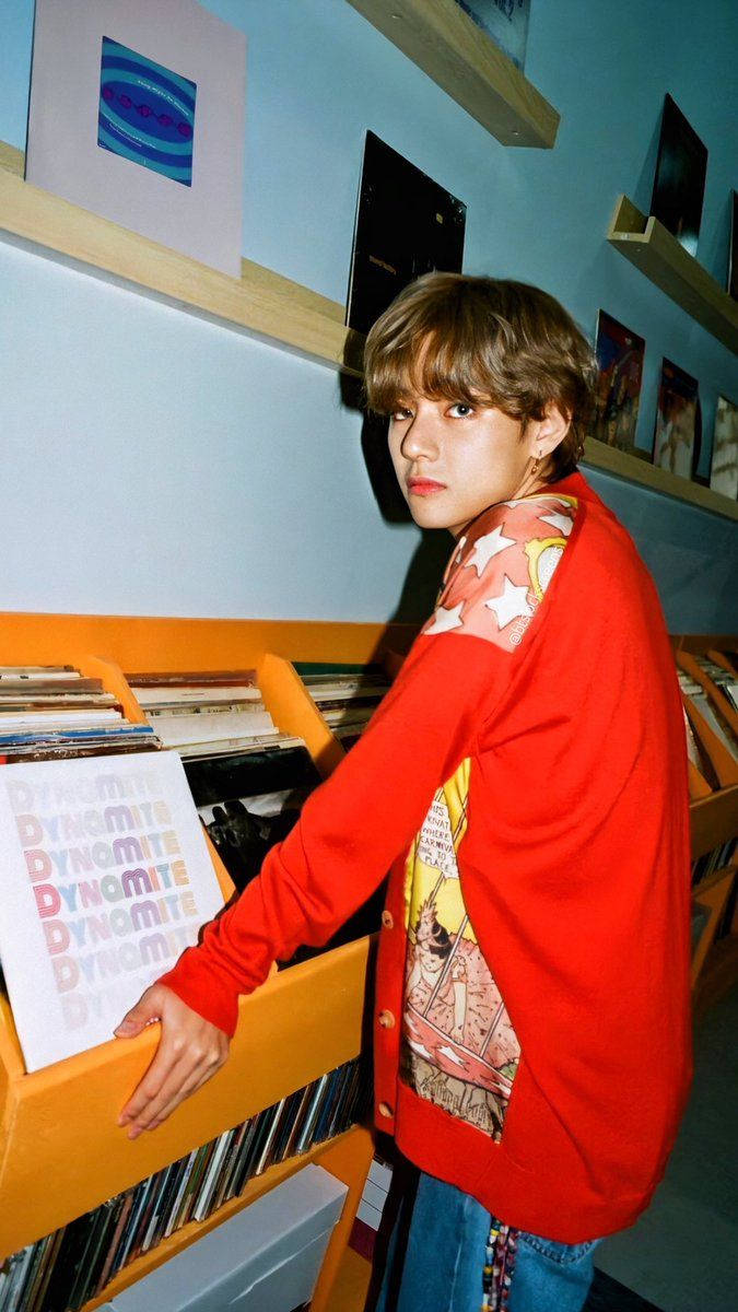 V con el vinilo de Dynamite de BTS Fondos de pantalla