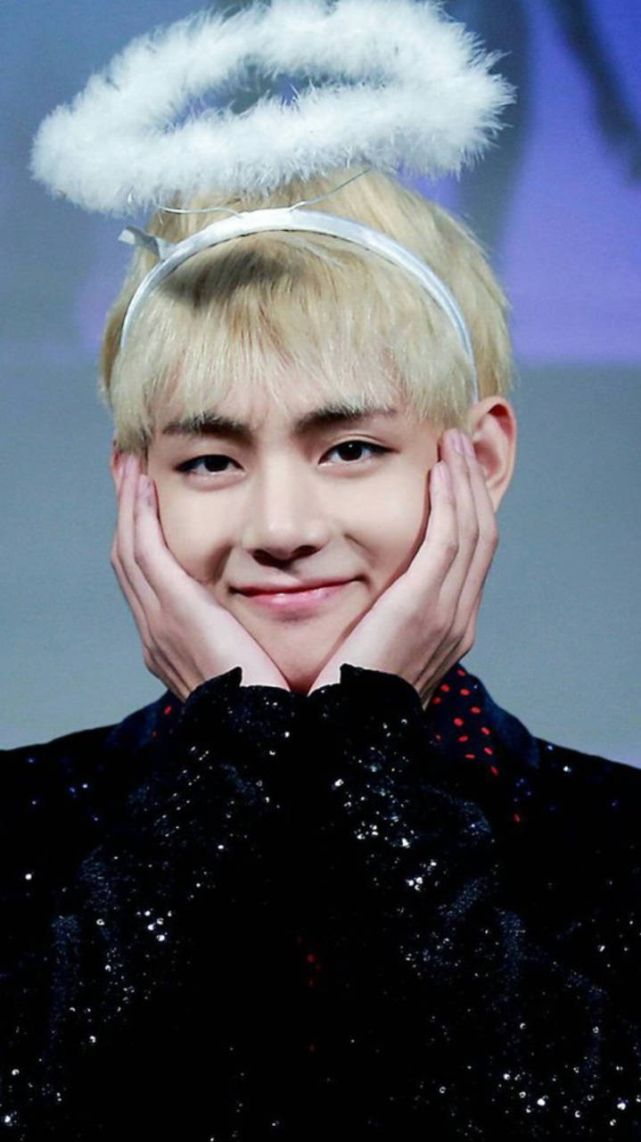 V de BTS adorable con halo Fondos de pantalla