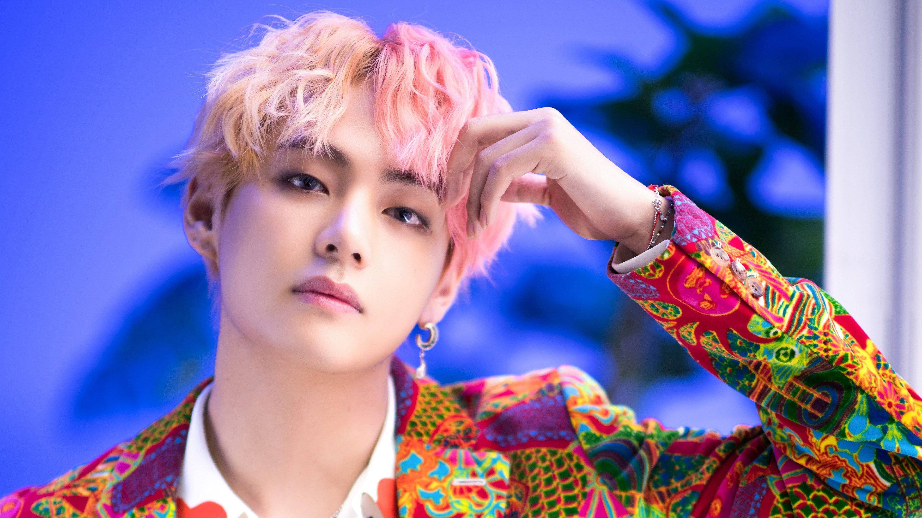 V de BTS con traje colorido Fondos de pantalla