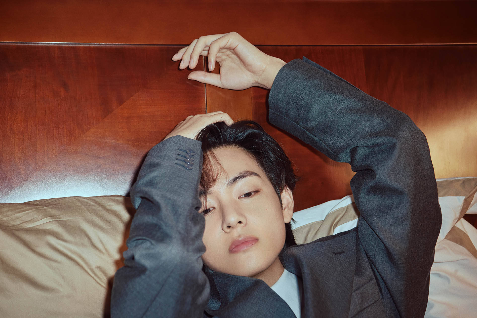 V de BTS en la cama Fondos de pantalla