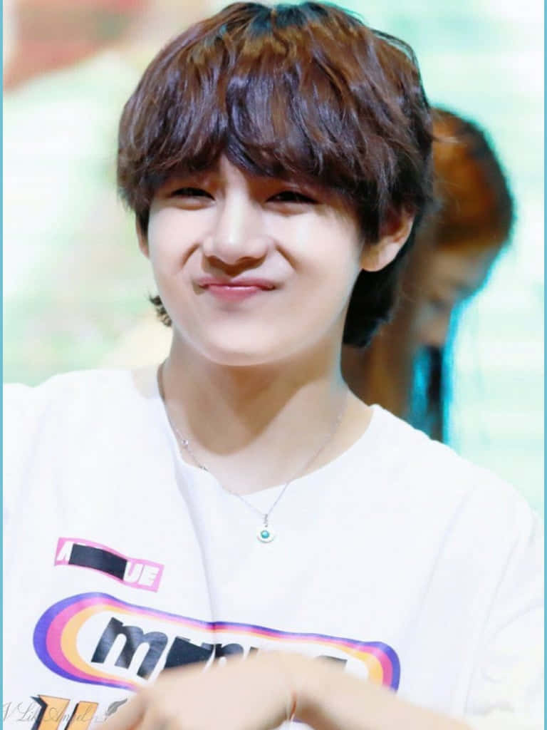 V de BTS Muestra su Sonrisa Segura Fondos de pantalla
