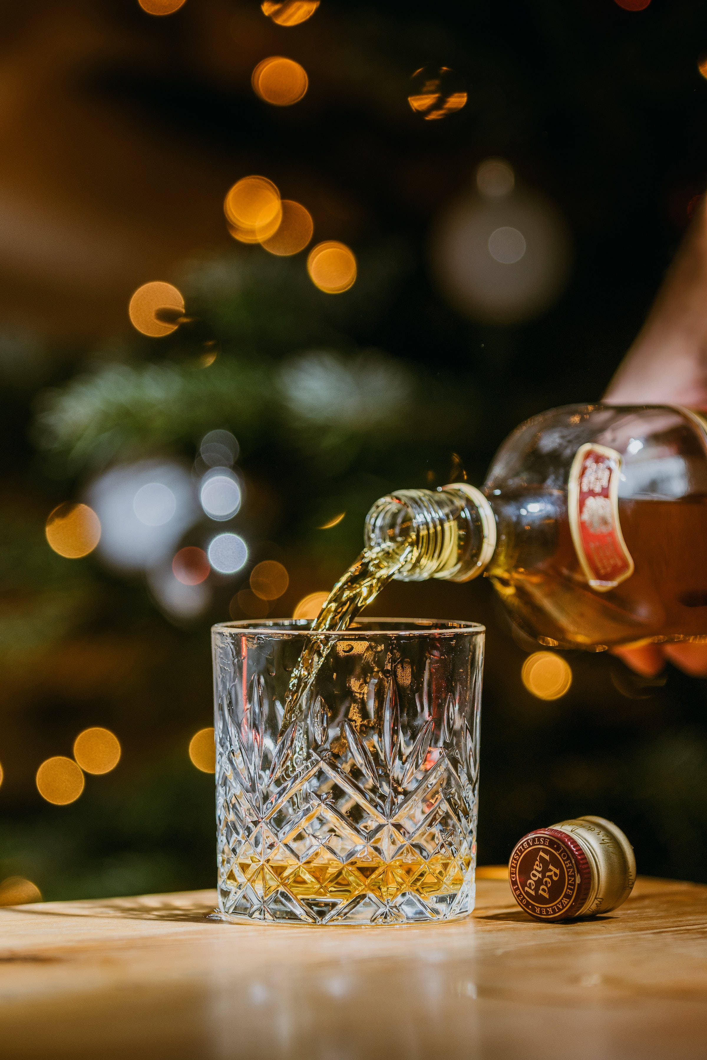Vaciando Whisky Navideño en un Vaso Fondos de pantalla