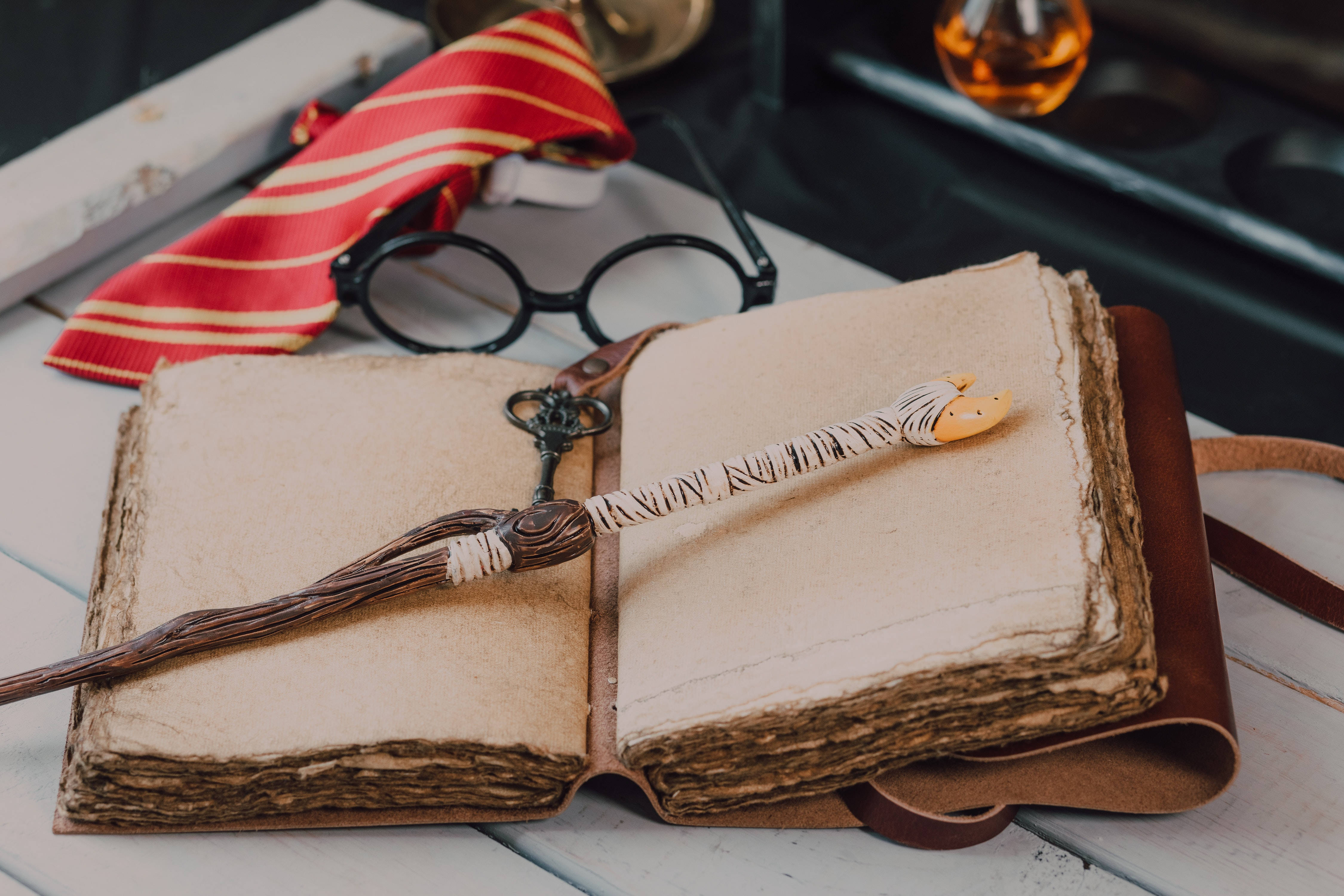 Varita mágica y libro de hechizos estética de Harry Potter Fondos de pantalla