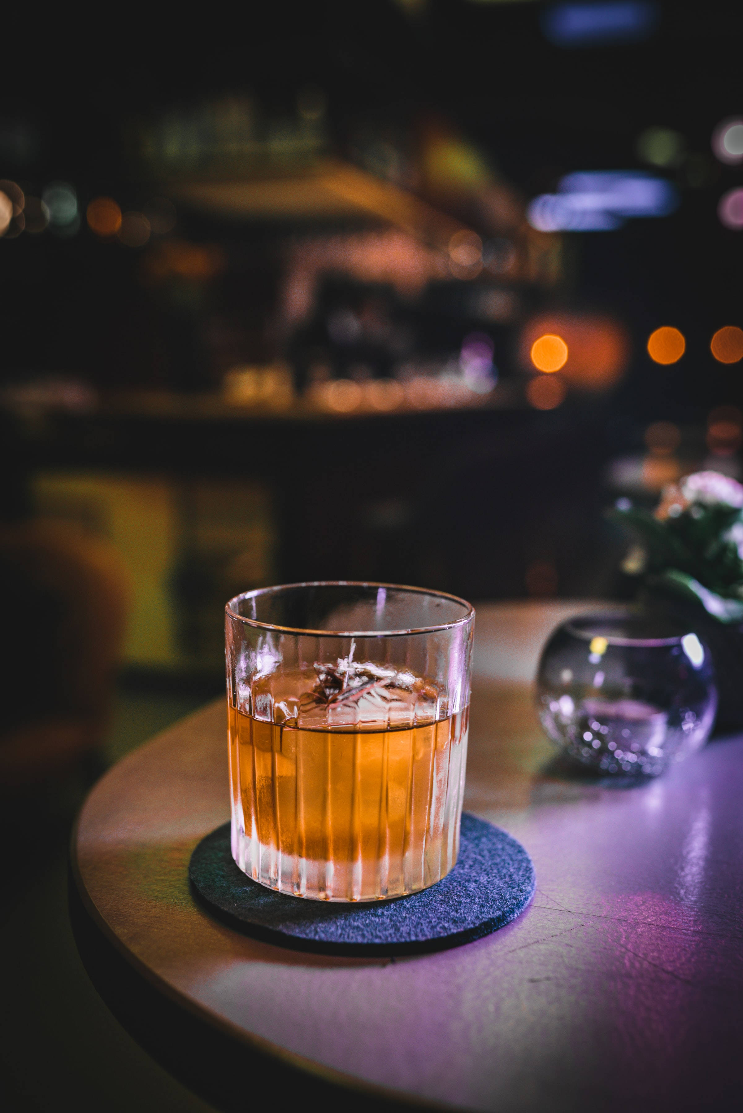 Vaso de whisky sobre posavasos Fondos de pantalla