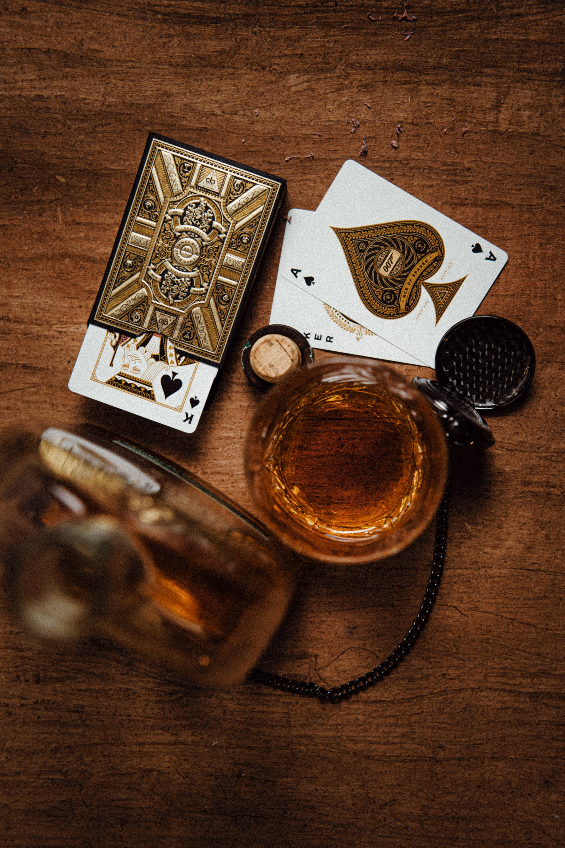 Vaso de whisky y cartas de juego Fondos de pantalla