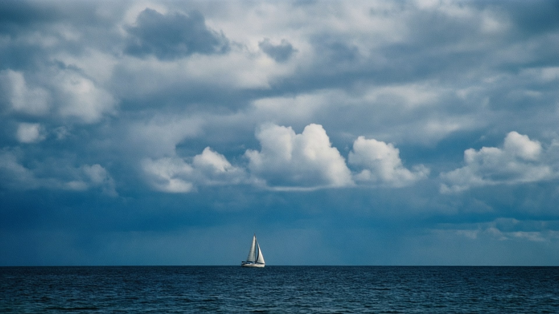 Velero bajo las nubes Fondos de pantalla
