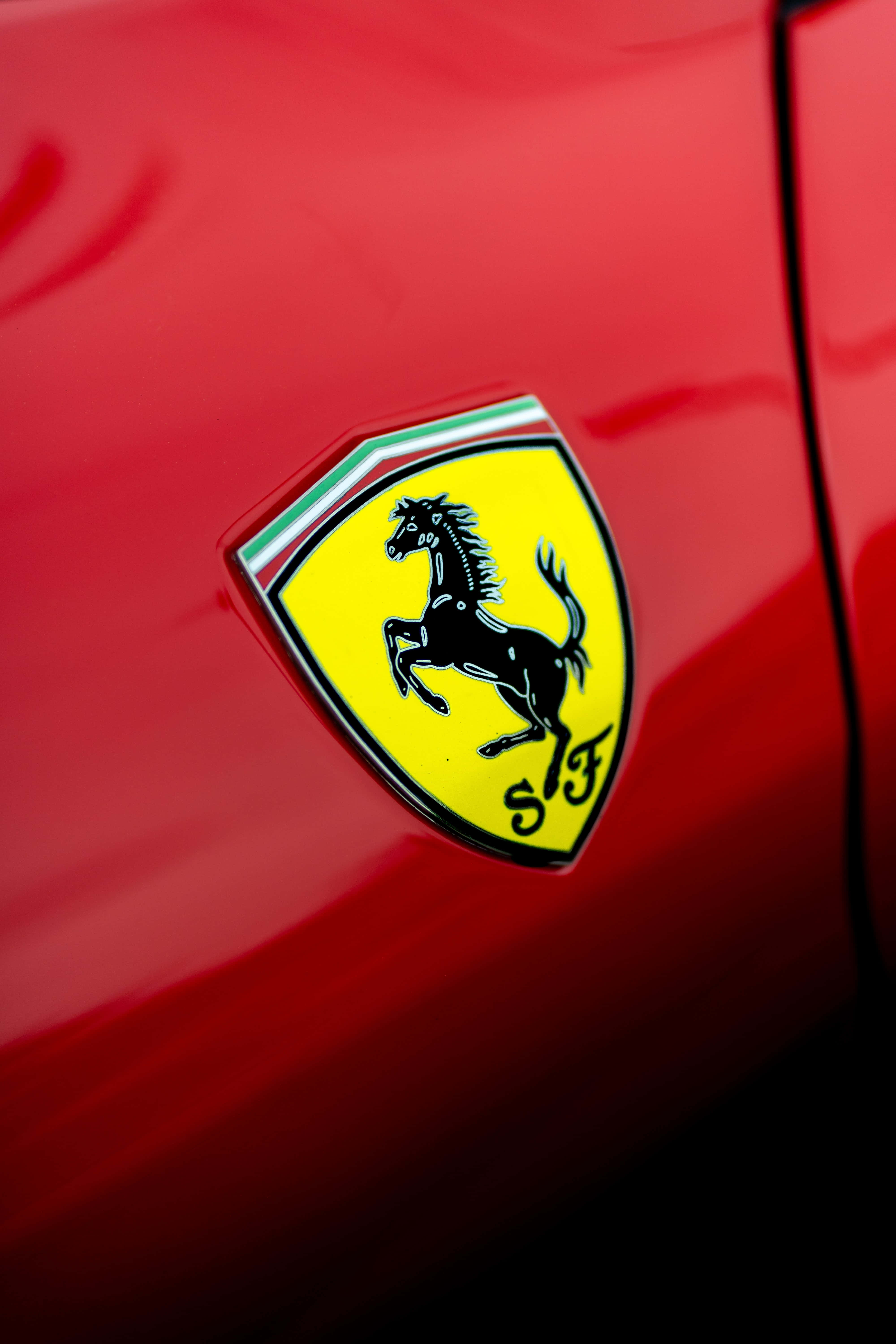 Velocidad reinante: un impactante Ferrari en la pista de carreras Fondos de pantalla