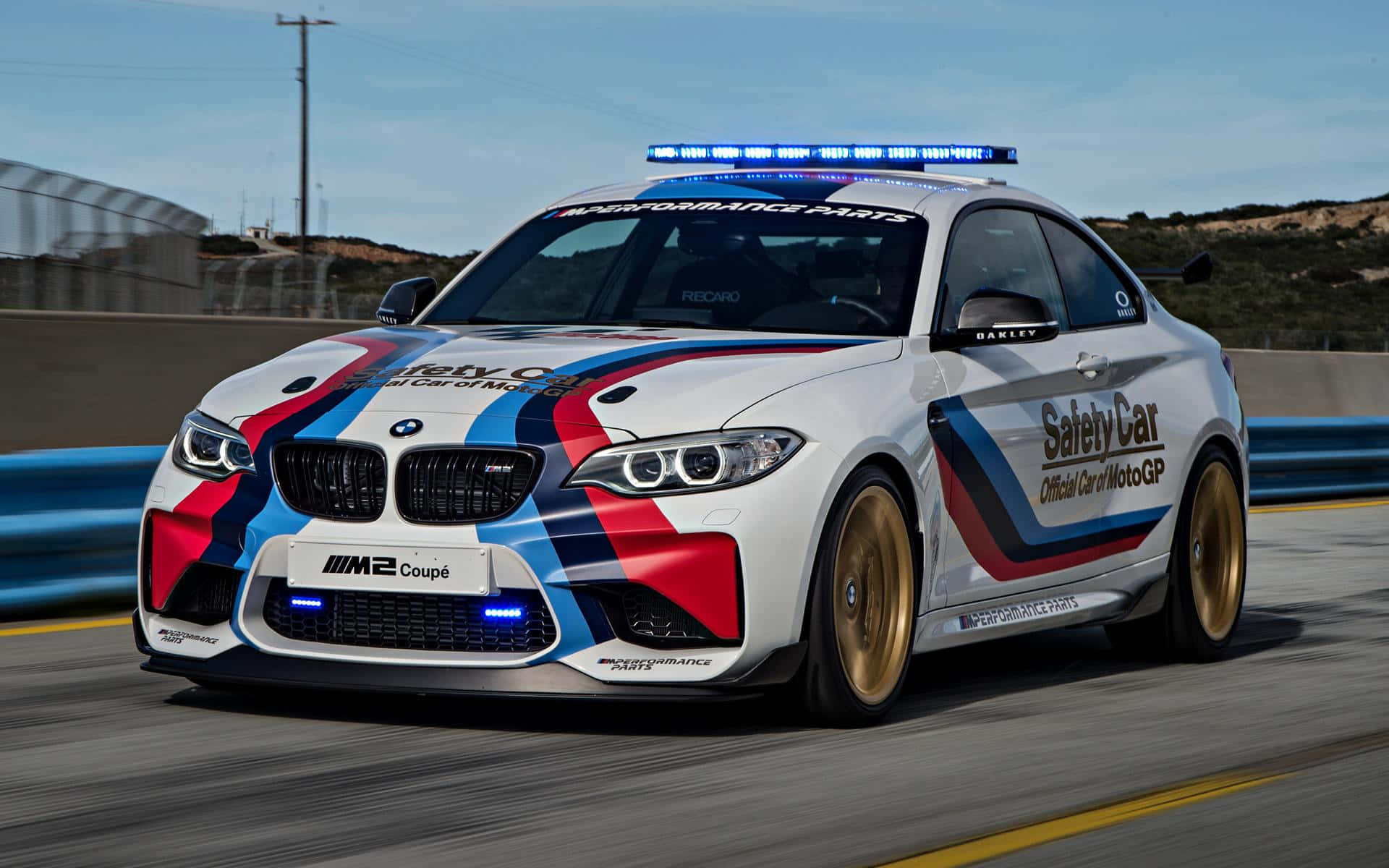 Velocidad y seguridad: un elegante coche de seguridad en el circuito Fondos de pantalla