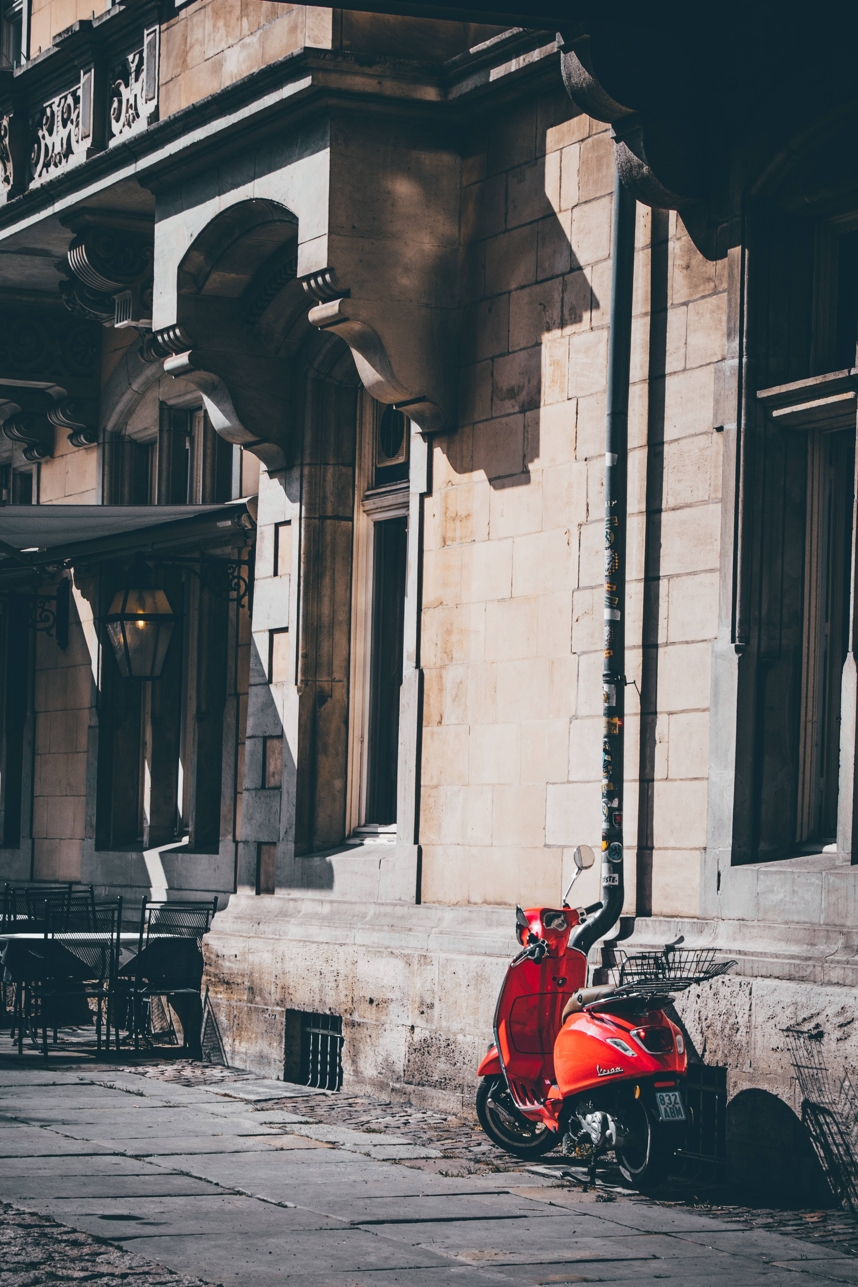 Vespa roja contemporánea estacionada al aire libre Fondos de pantalla