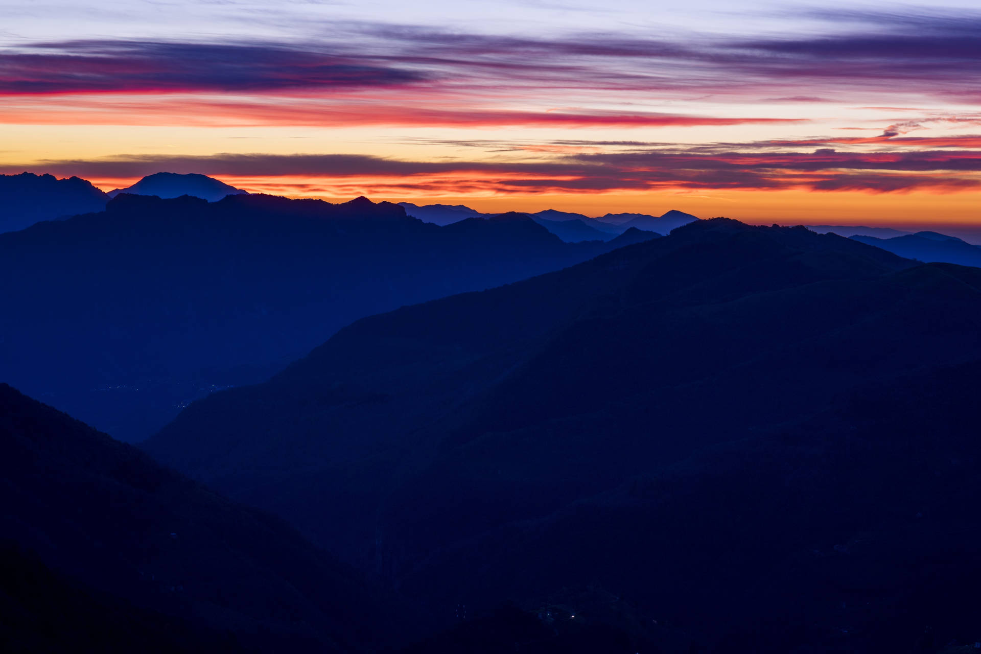 Atardecer azul en la montaña con cielo rosado.