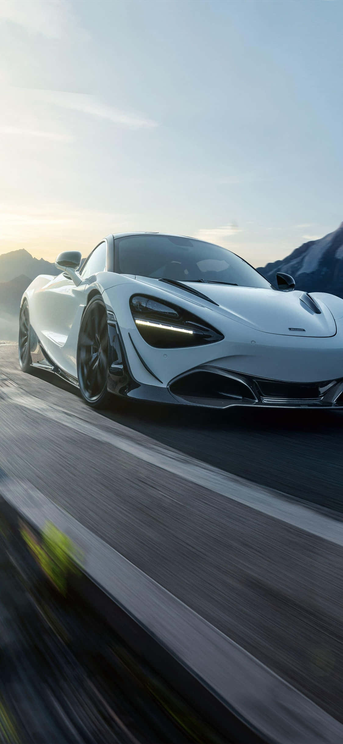 Viajando con Estilo con el iPhone XS en el McLaren 720S Fondos de pantalla