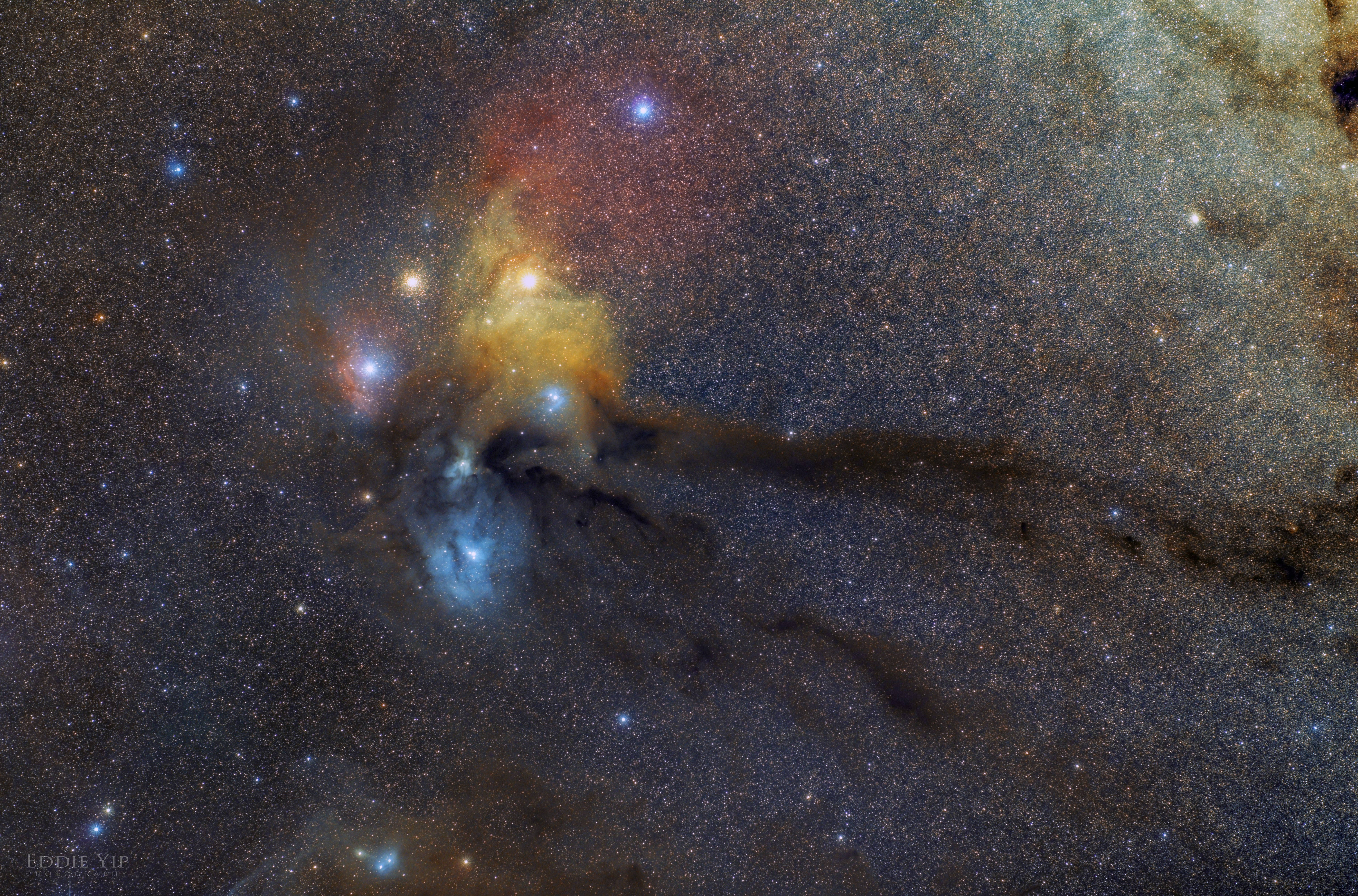 Viajando por una galaxia mágica de cúmulos estelares vibrantes y actividad interestelar colorida. Fondos de pantalla