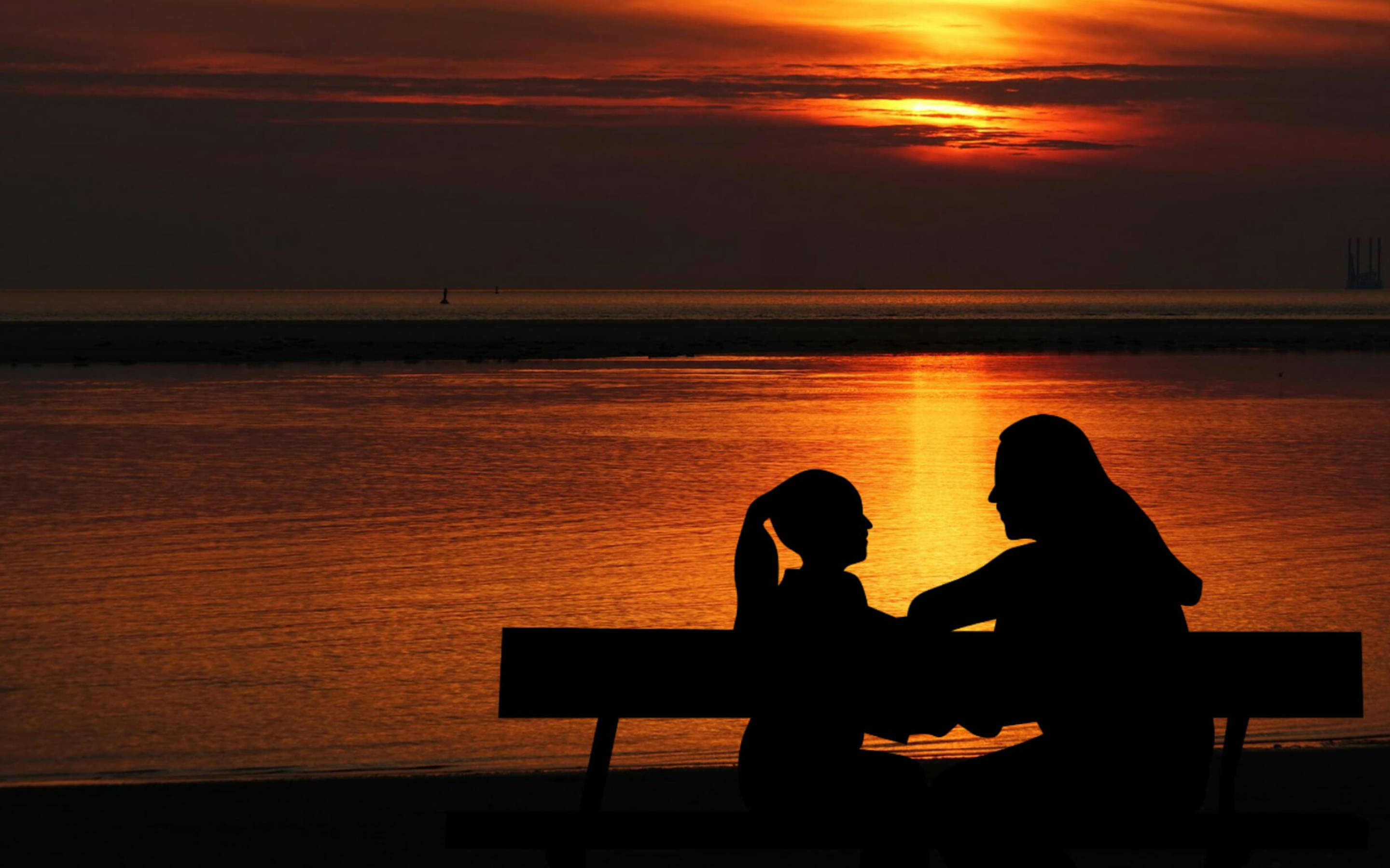 Vínculo entre madre e hija al atardecer Fondos de pantalla