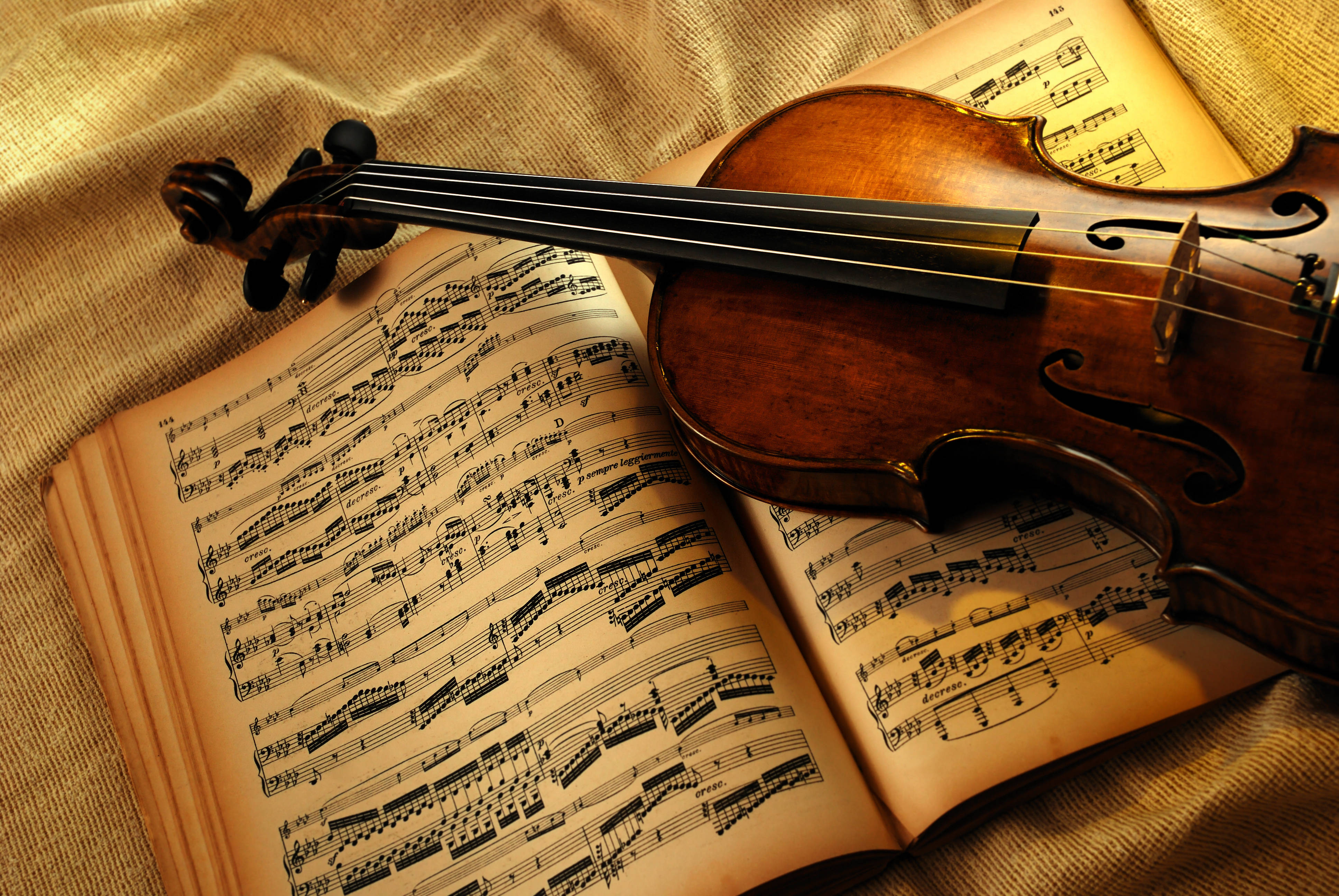 Violín sobre partitura 4K Fondos de pantalla