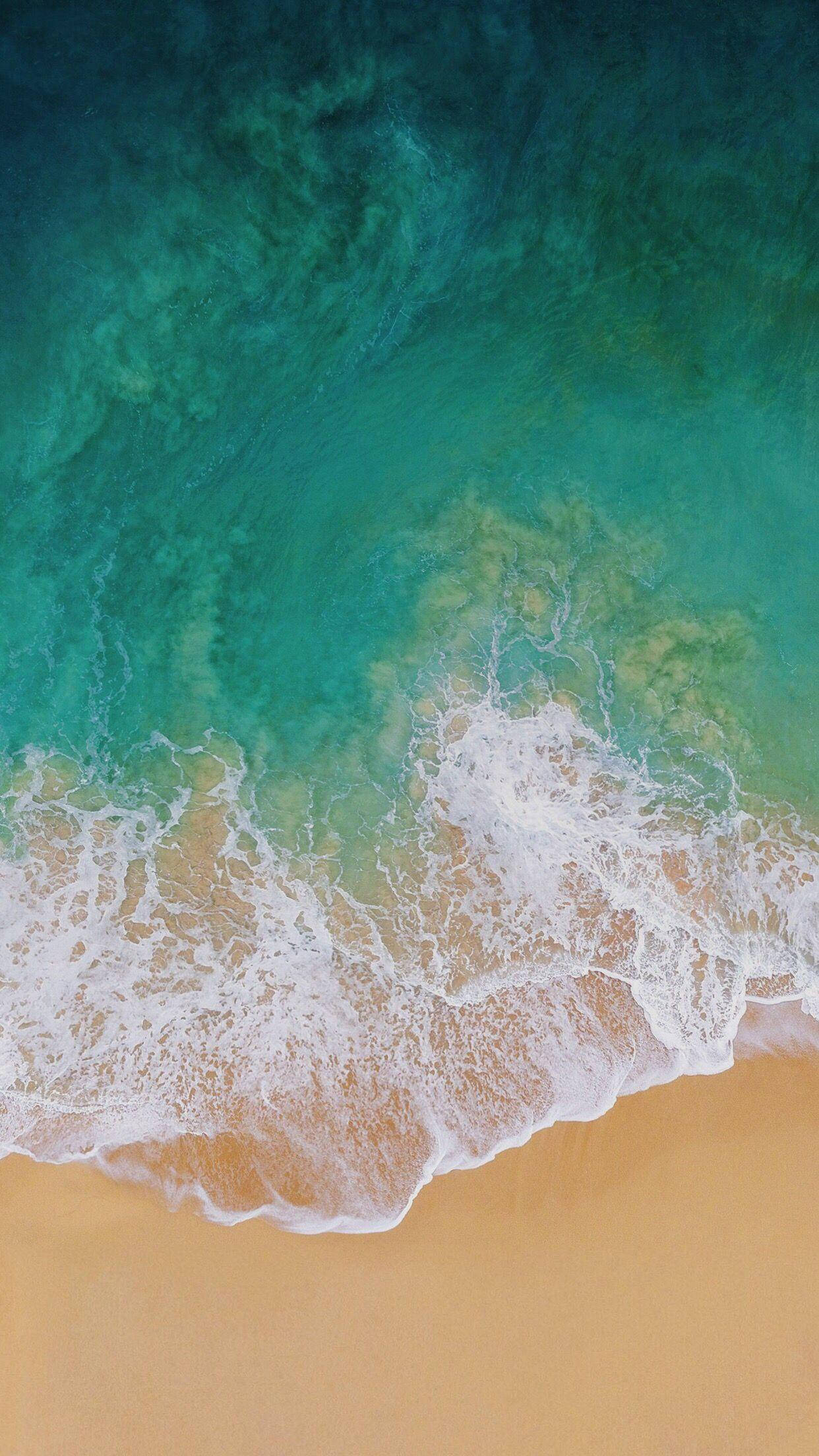 Vista aérea de olas en la orilla para iPad Pro Fondos de pantalla