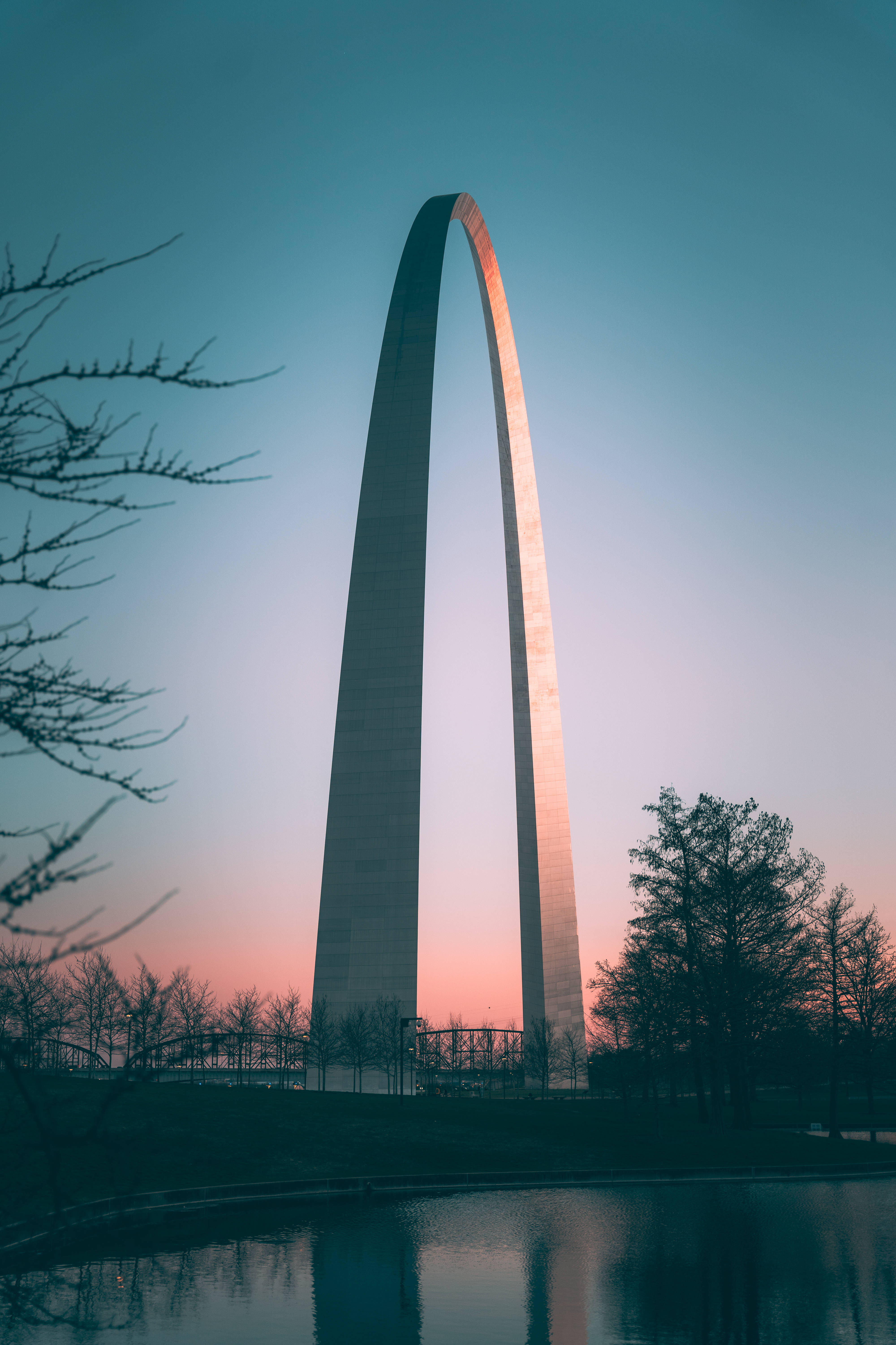 Vista cautivadora del Arco de San Luis al atardecer Fondos de pantalla