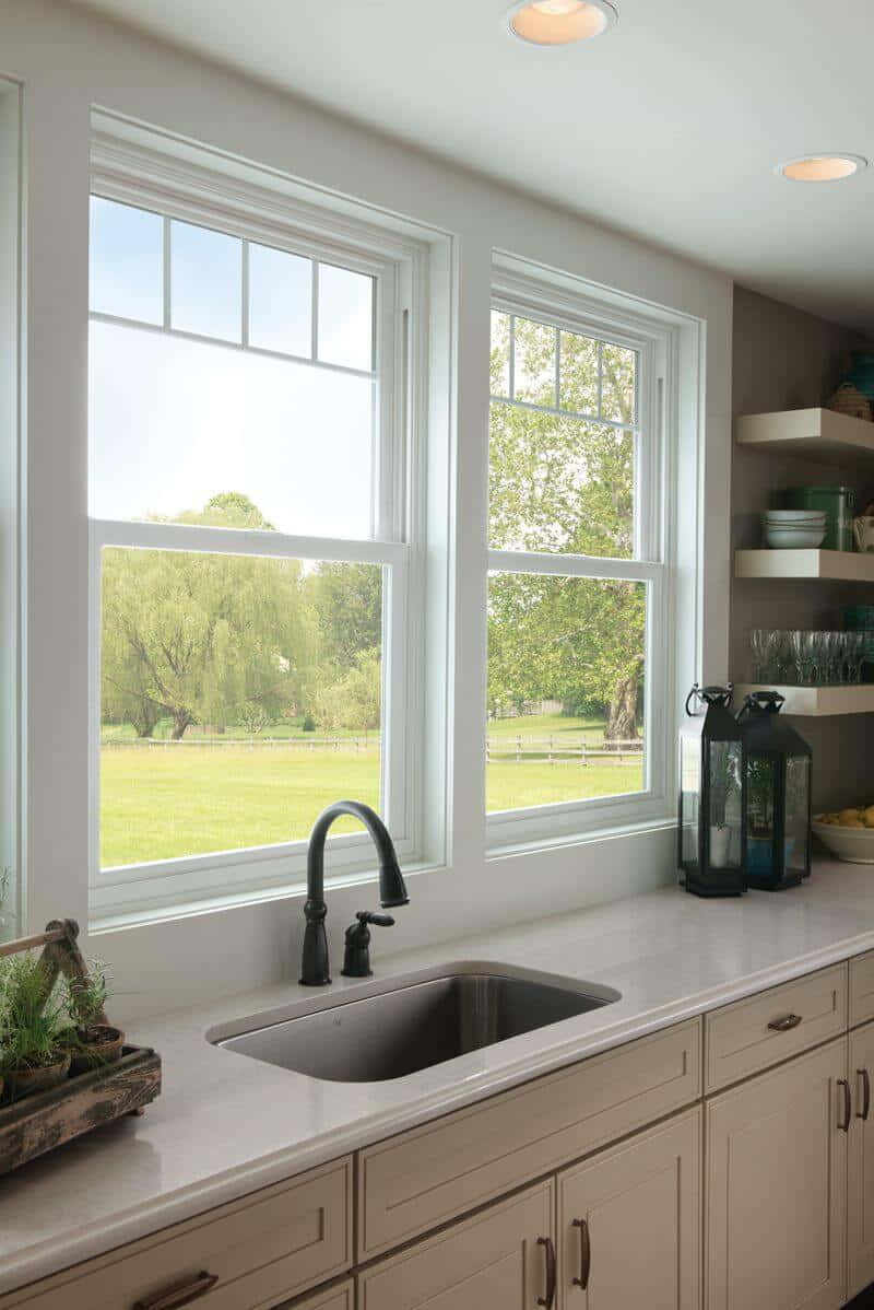 Vista cautivadora desde una ventana de cocina moderna Fondos de pantalla