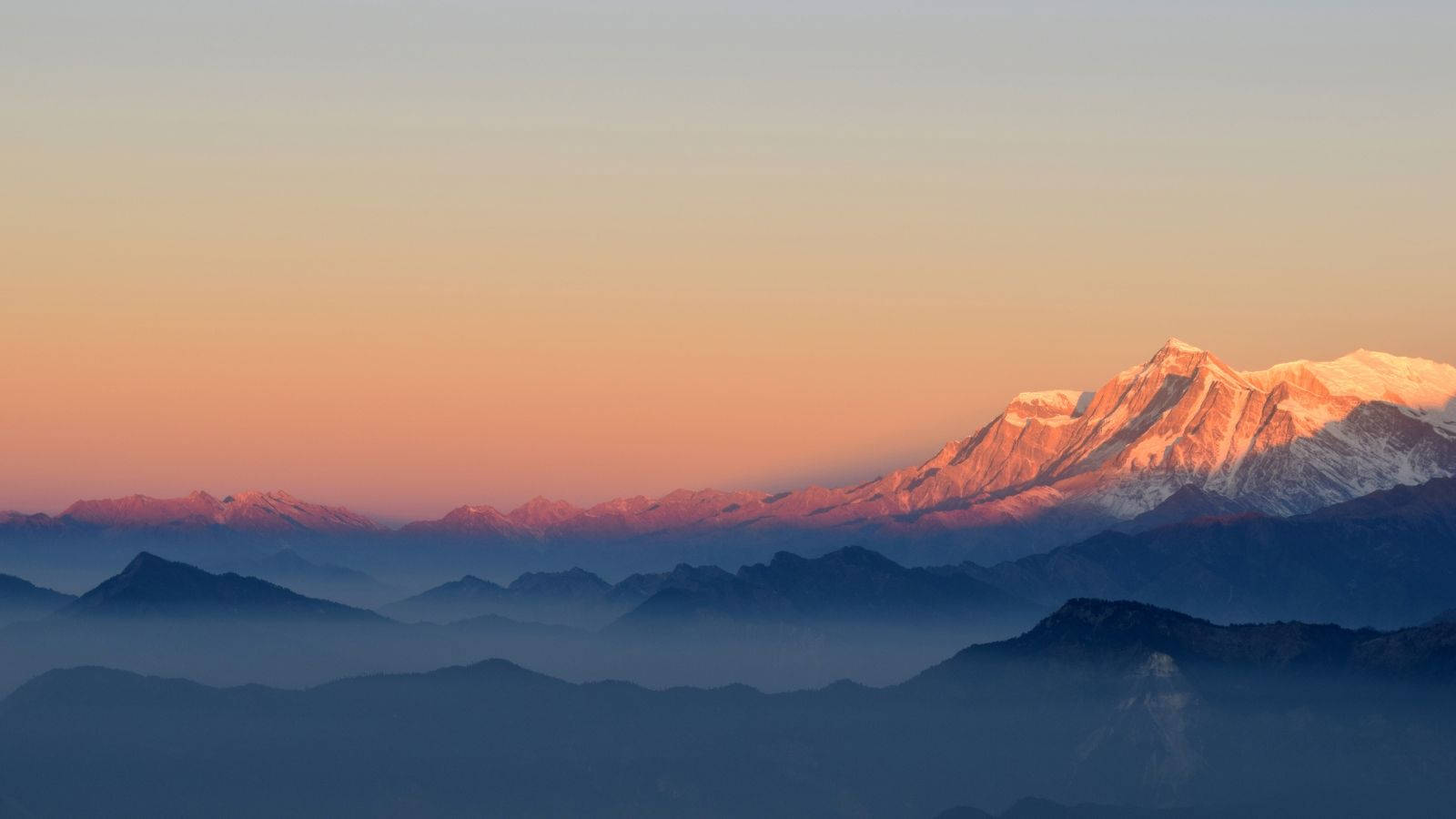 Vista de Cadenas Montañosas Cubiertas de Nieve Durante un Atardecer Impresionante Fondos de pantalla