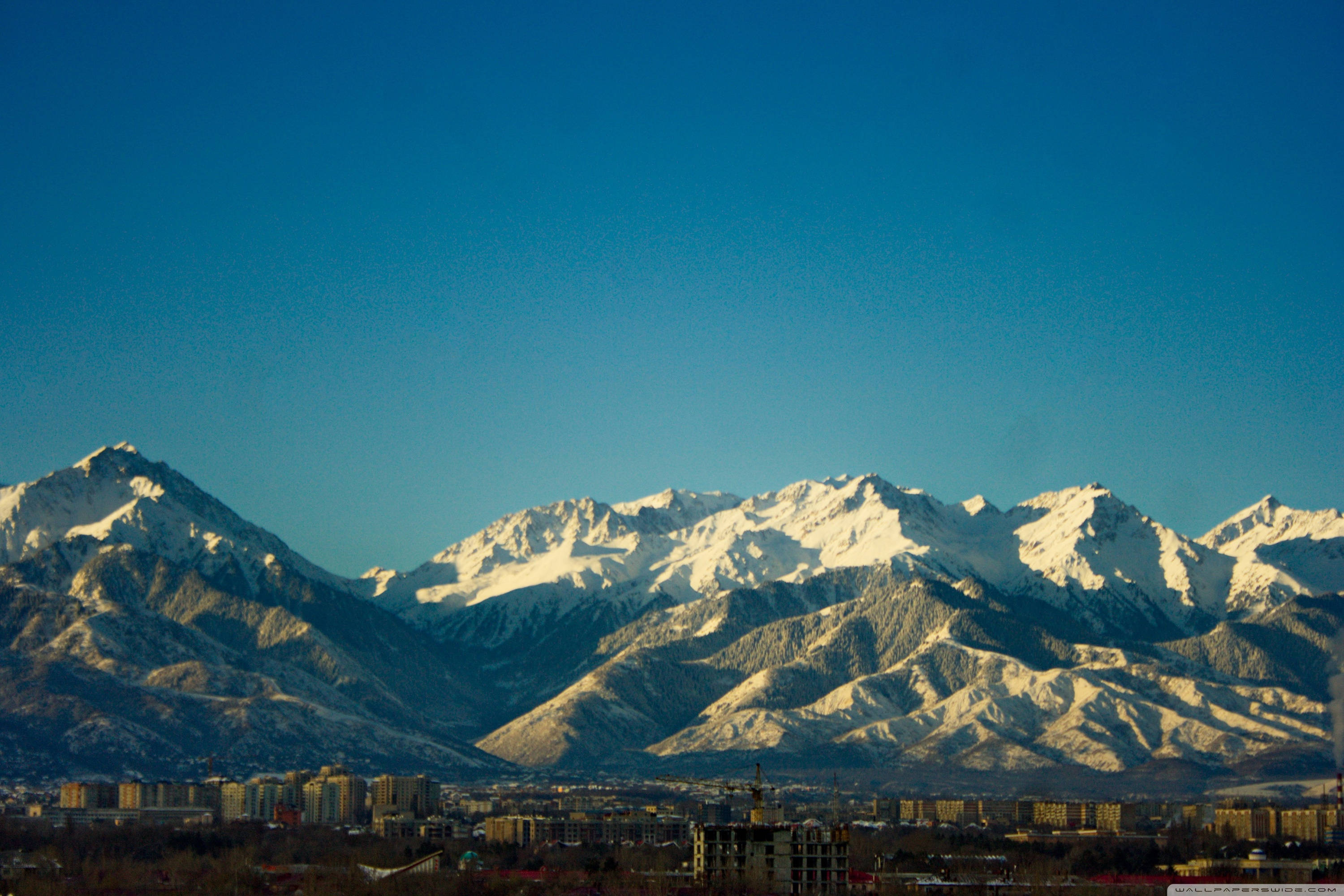 Vista de la montaña Almaty Kazajistán Fondos de pantalla