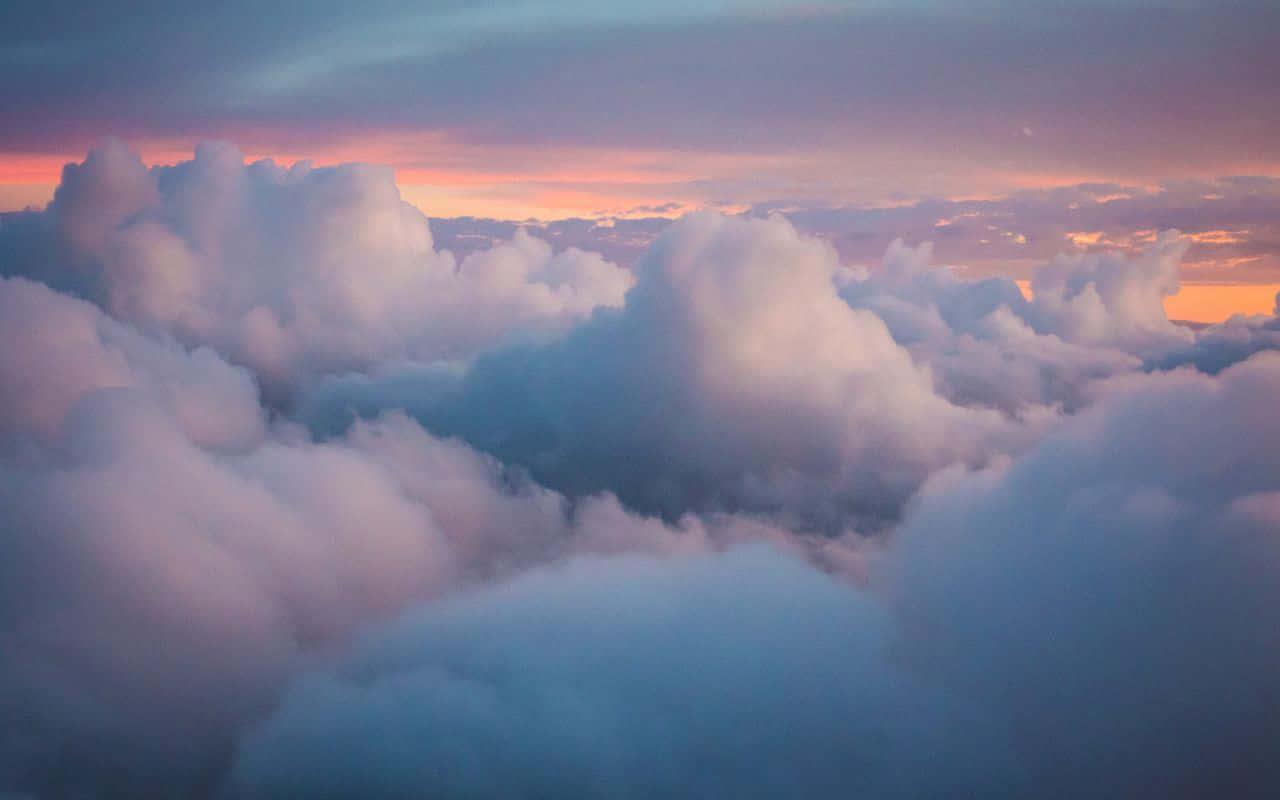 Vista de nubes desde un avión al atardecer Fondos de pantalla