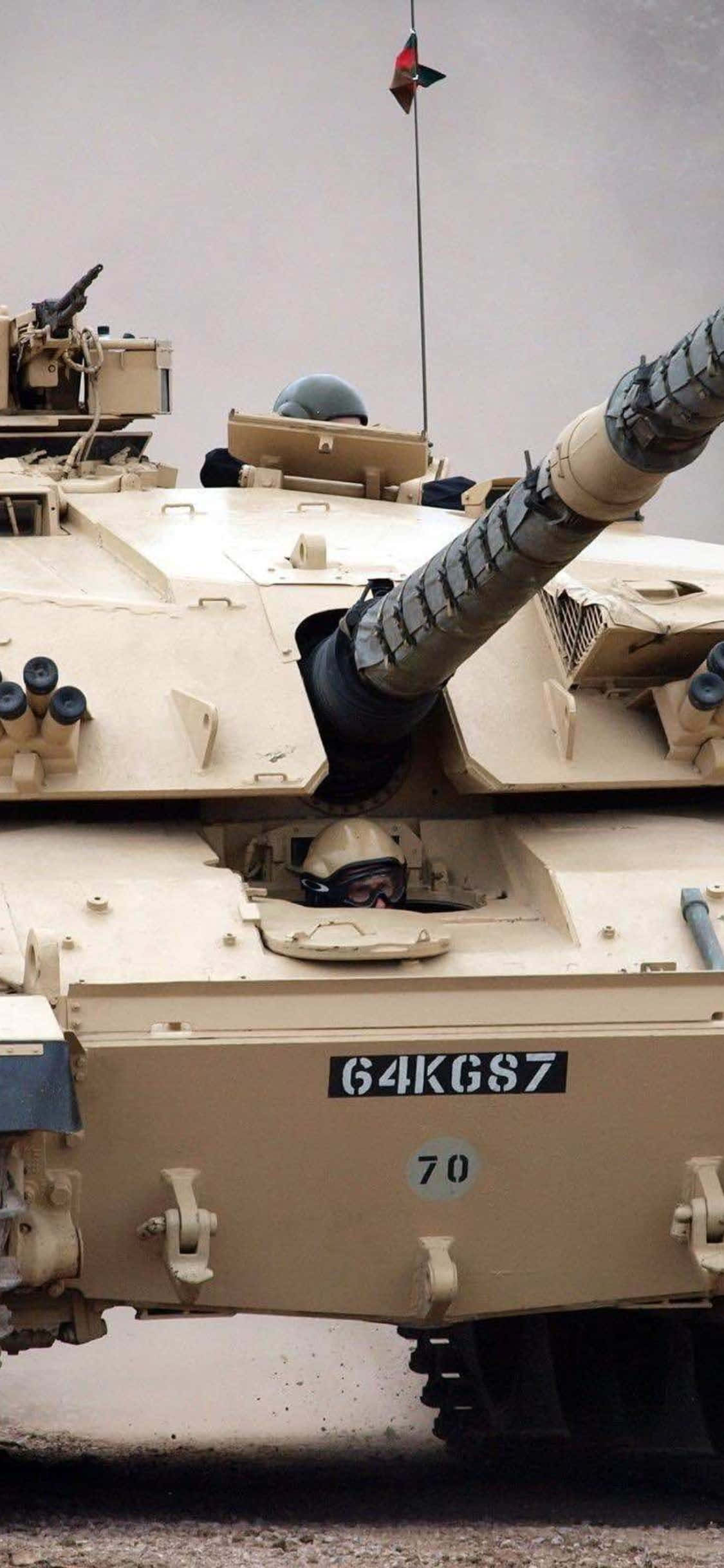 Vista de un tanque del ejército contra un atardecer resplandeciente Fondos de pantalla