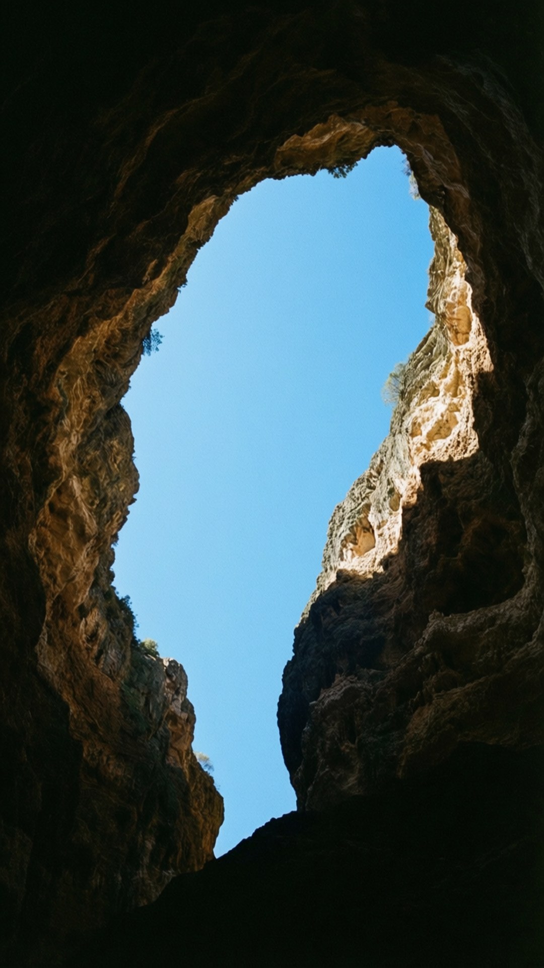 Vista del cielo enmarcada por una cueva Fondos de pantalla