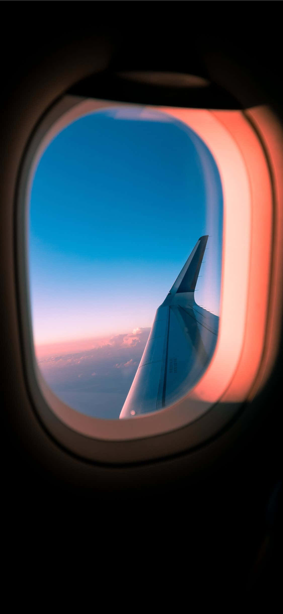 Vista desde arriba: un avión comercial volando en lo alto Fondos de pantalla