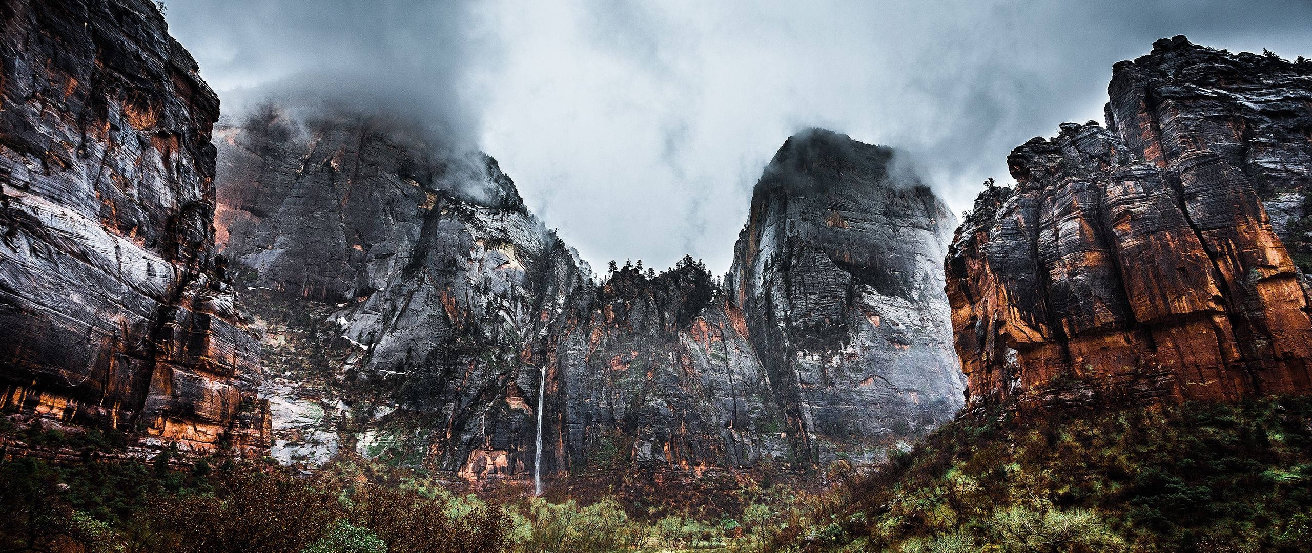 Vista dramática y oscura de las Montañas Humeantes Fondos de pantalla