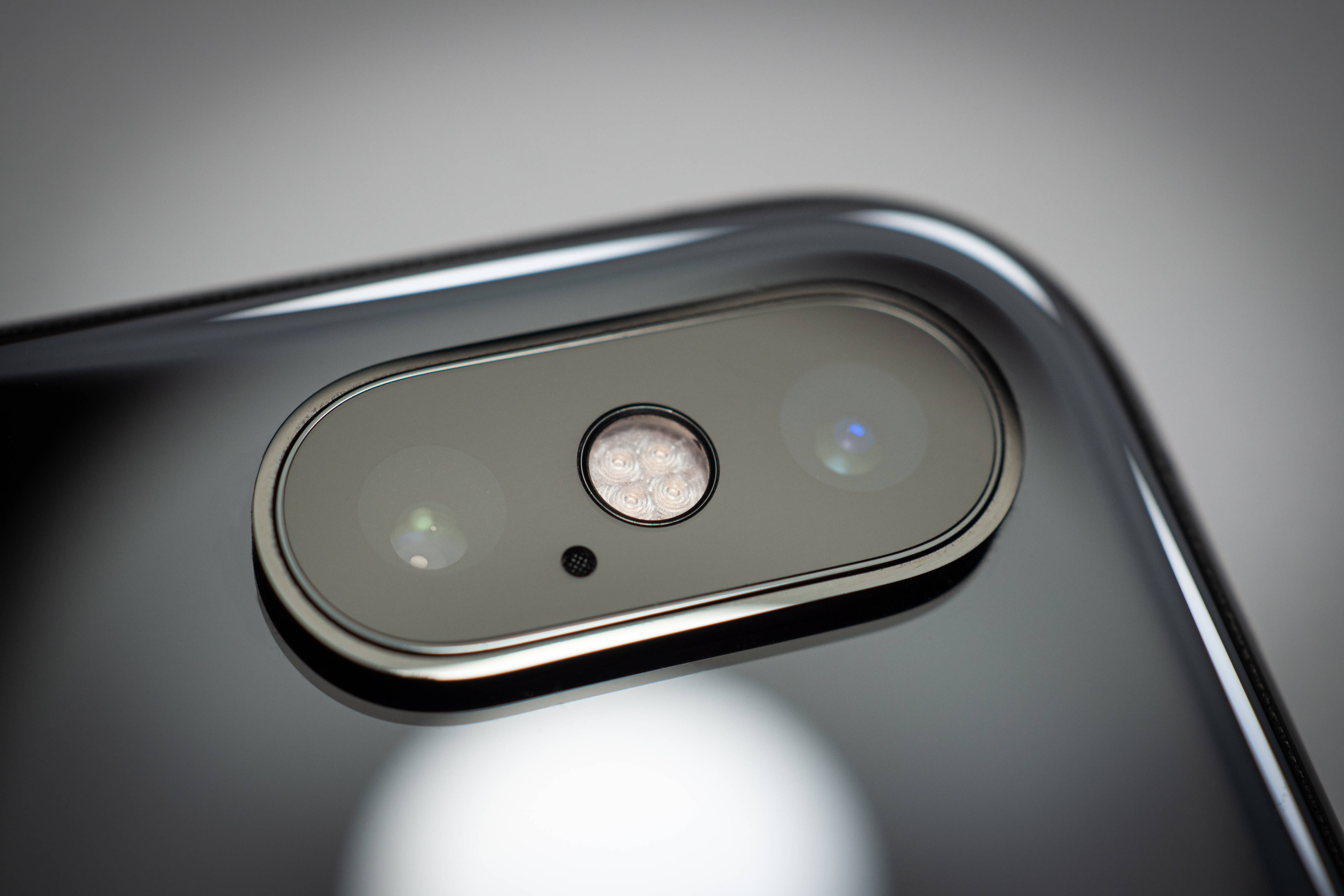 Vista Elegante del iPhone Xs en el Agua Fondos de pantalla