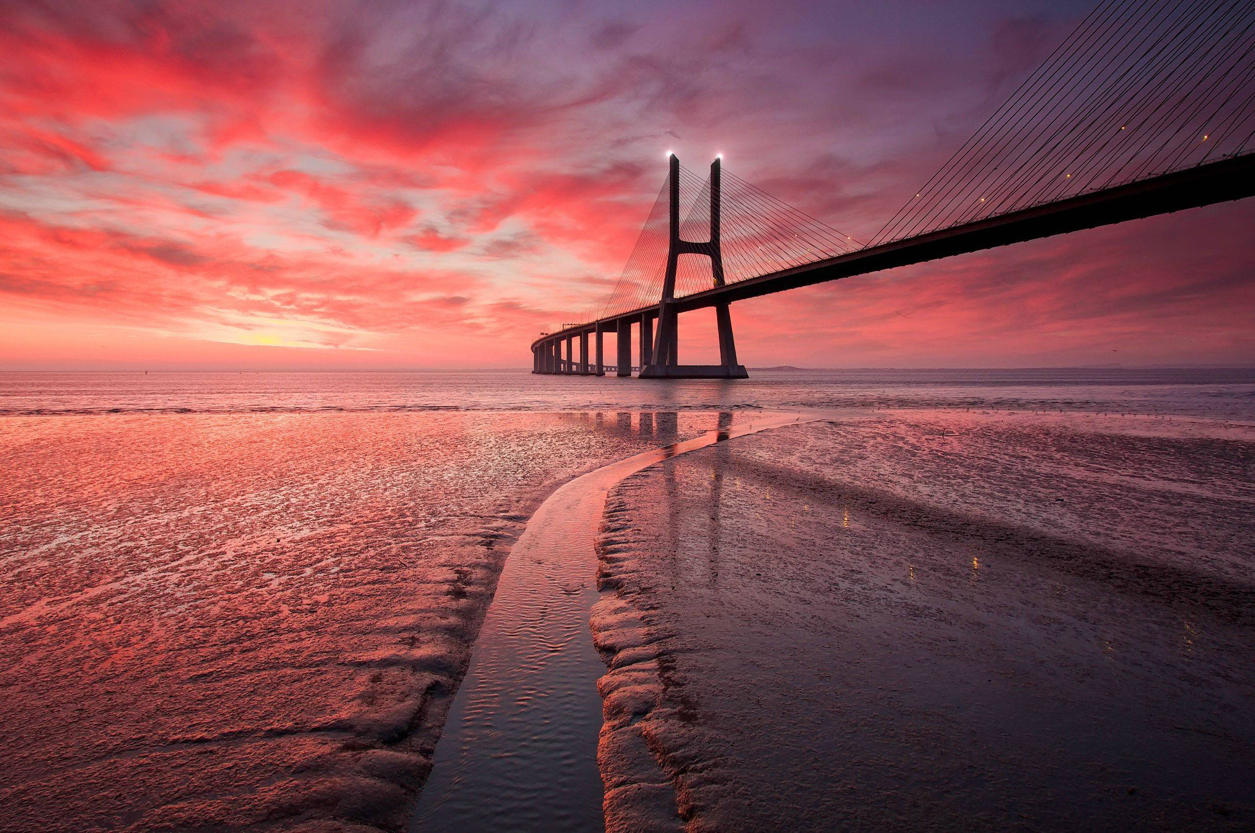 Vista Escénica del Puente Vasco da Gama en un Chromebook Fondos de pantalla