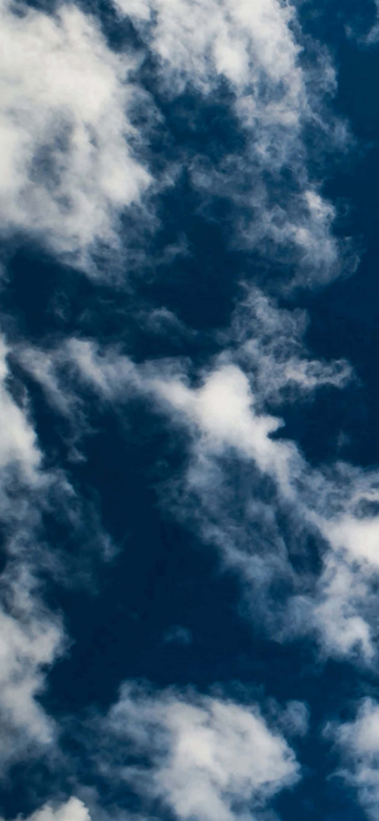Vista espectacular de majestuosas nubes blancas en el cielo. Fondos de pantalla