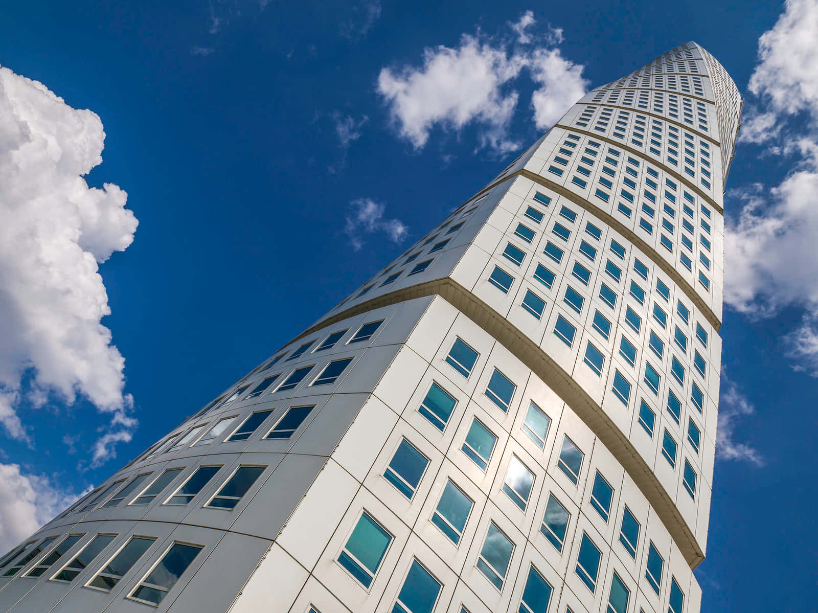 Vista espectacular del Turning Torso, el edificio más alto de Suecia Fondos de pantalla