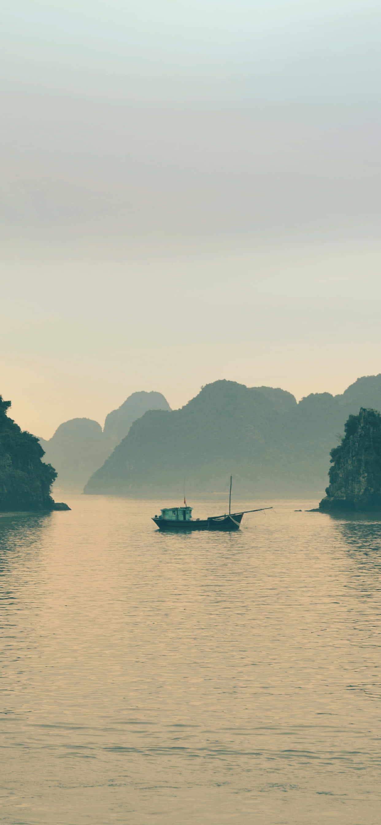 Vista estética de la bahía de Halong en Vietnam Fondos de pantalla