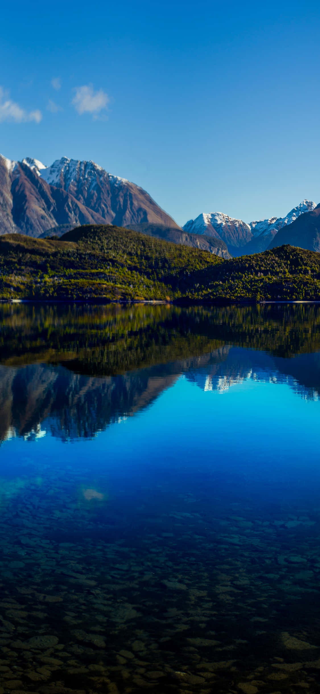 Vista impresionante de un atardecer sobre el agua Fondos de pantalla
