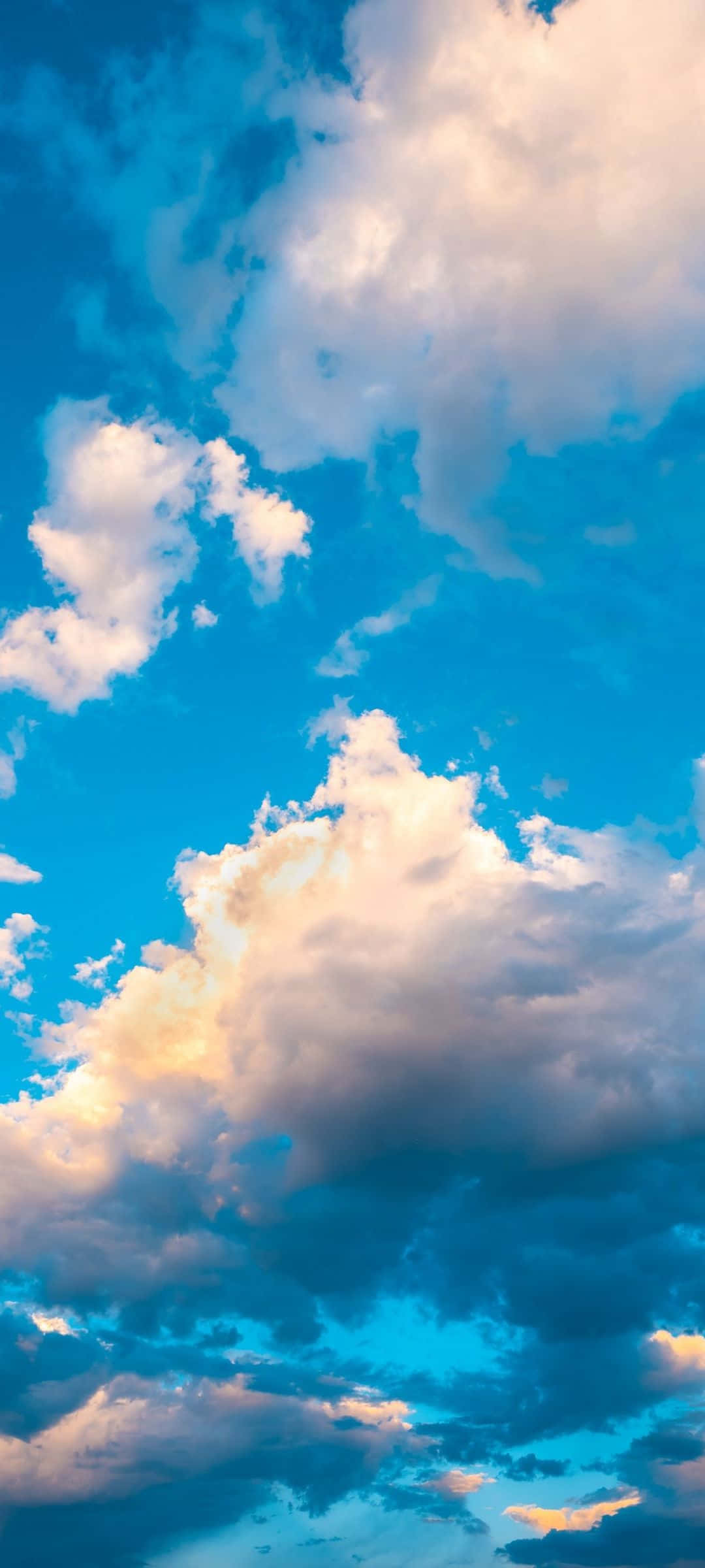 Vista increíble de majestuosas nubes en el cielo vespertino Fondos de pantalla