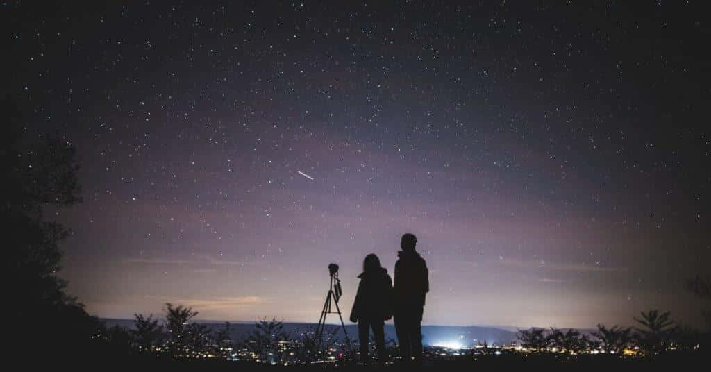 Vista mágica del cielo nocturno iluminado por miles de estrellas Fondos de pantalla