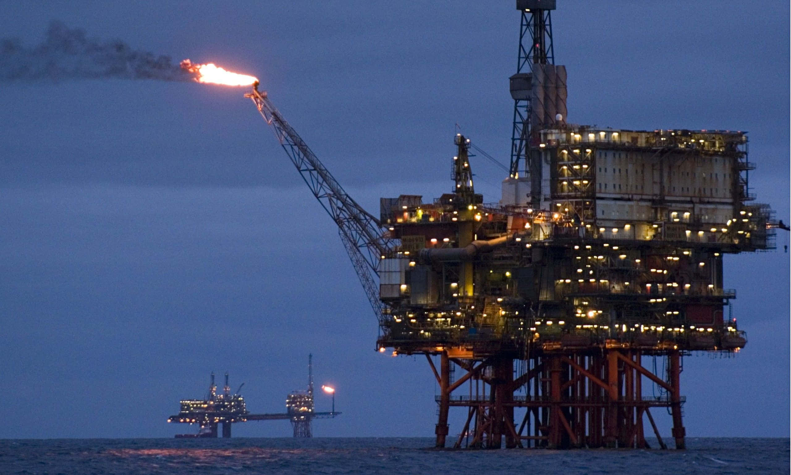 Vista Majestuosa de la Plataforma Petrolera Beryl Bravo Fondos de pantalla