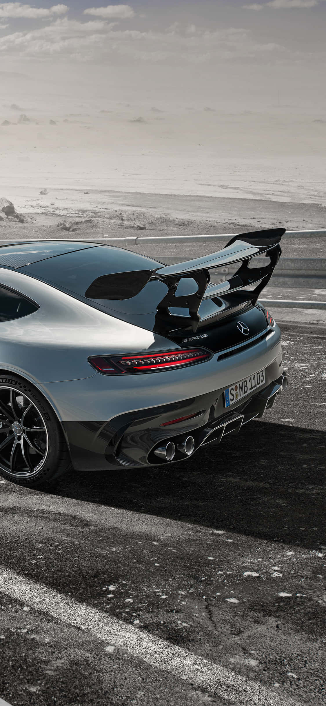 Vista Majestuosa de un Mercedes AMG contra un Fondo Pintoresco a través del iPhone XS Fondos de pantalla