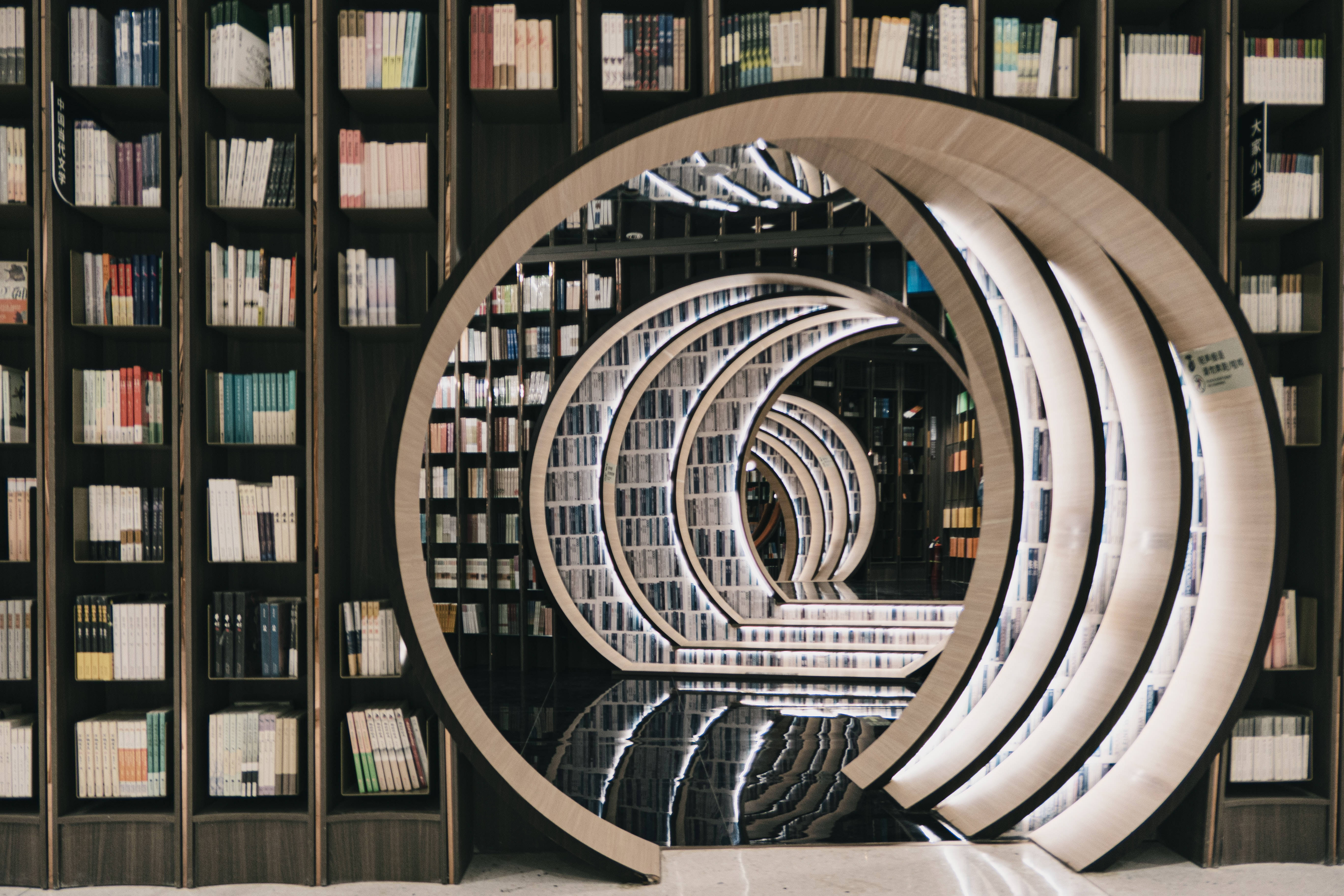 Vista panorámica de una estantería circular en una biblioteca Fondos de pantalla