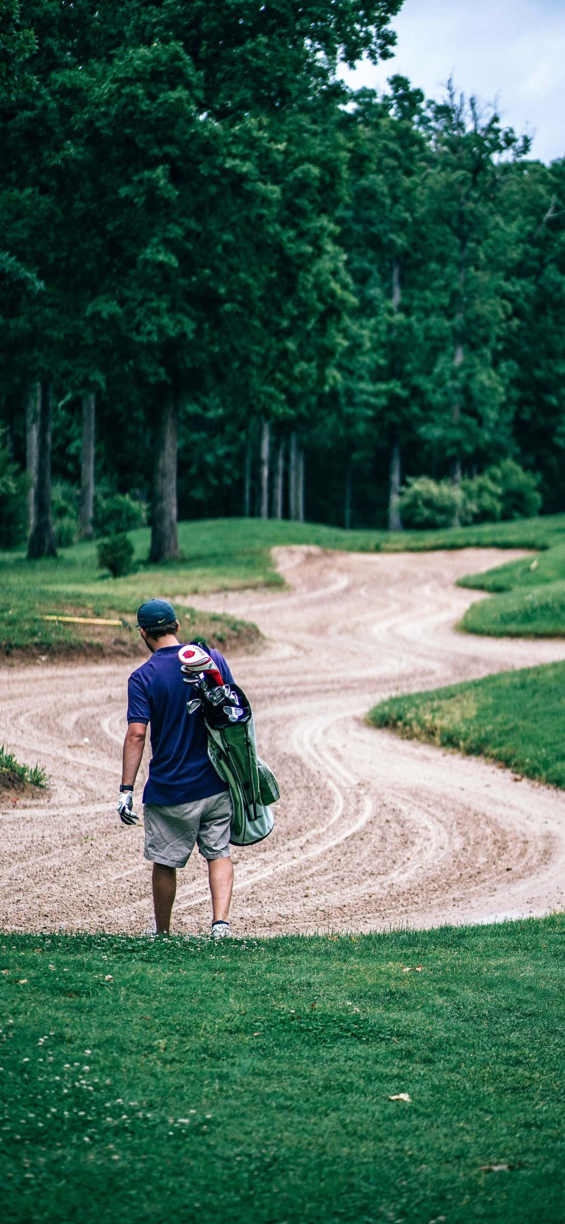 Vive la máxima experiencia de lujo en golf con iPhone X en un exuberante campo de golf. Fondos de pantalla