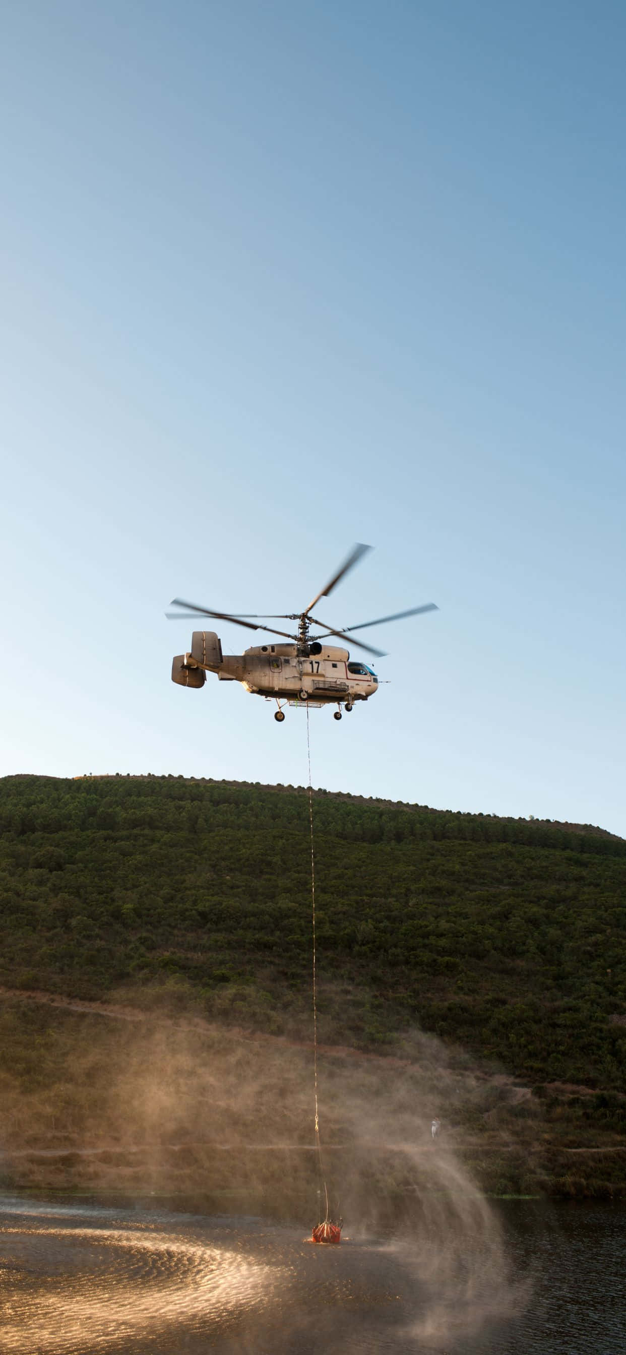 Vuela por los cielos con el iPhone Xs Max y un helicóptero Fondos de pantalla