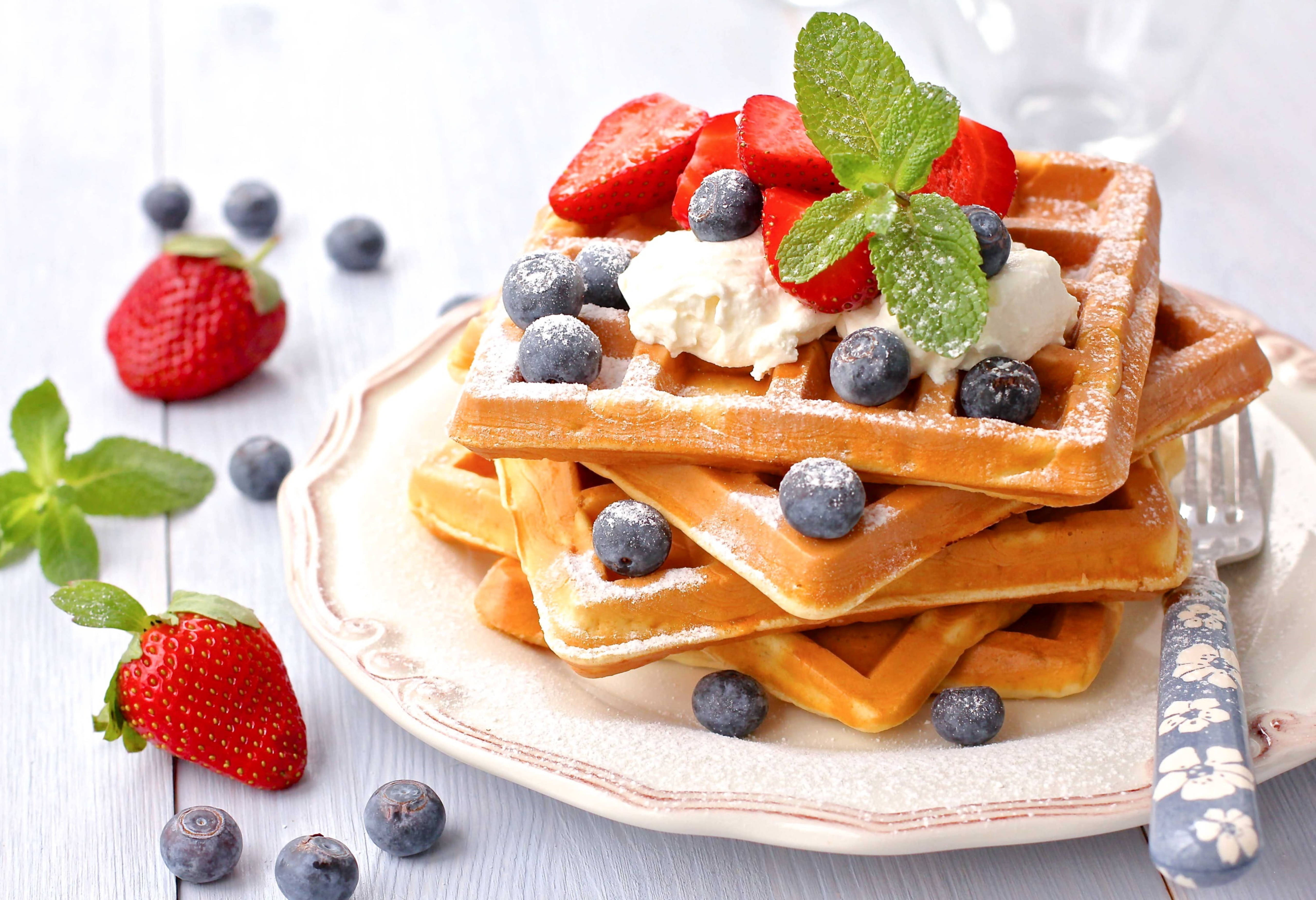 Waffles con Fresas, Arándanos y Crema Fondos de pantalla