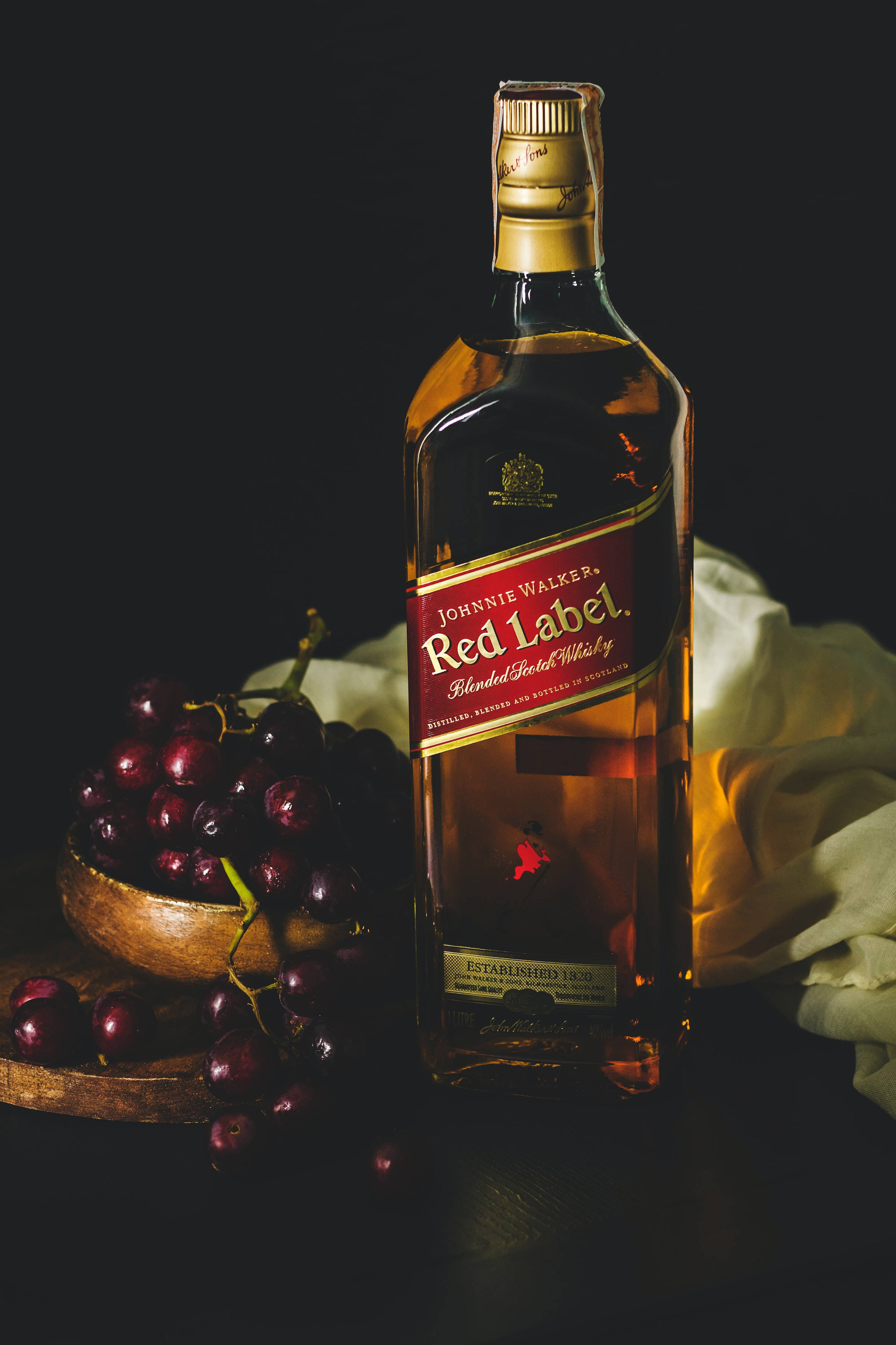 Whisky Red Label de alta gama con cerezas frescas Fondos de pantalla