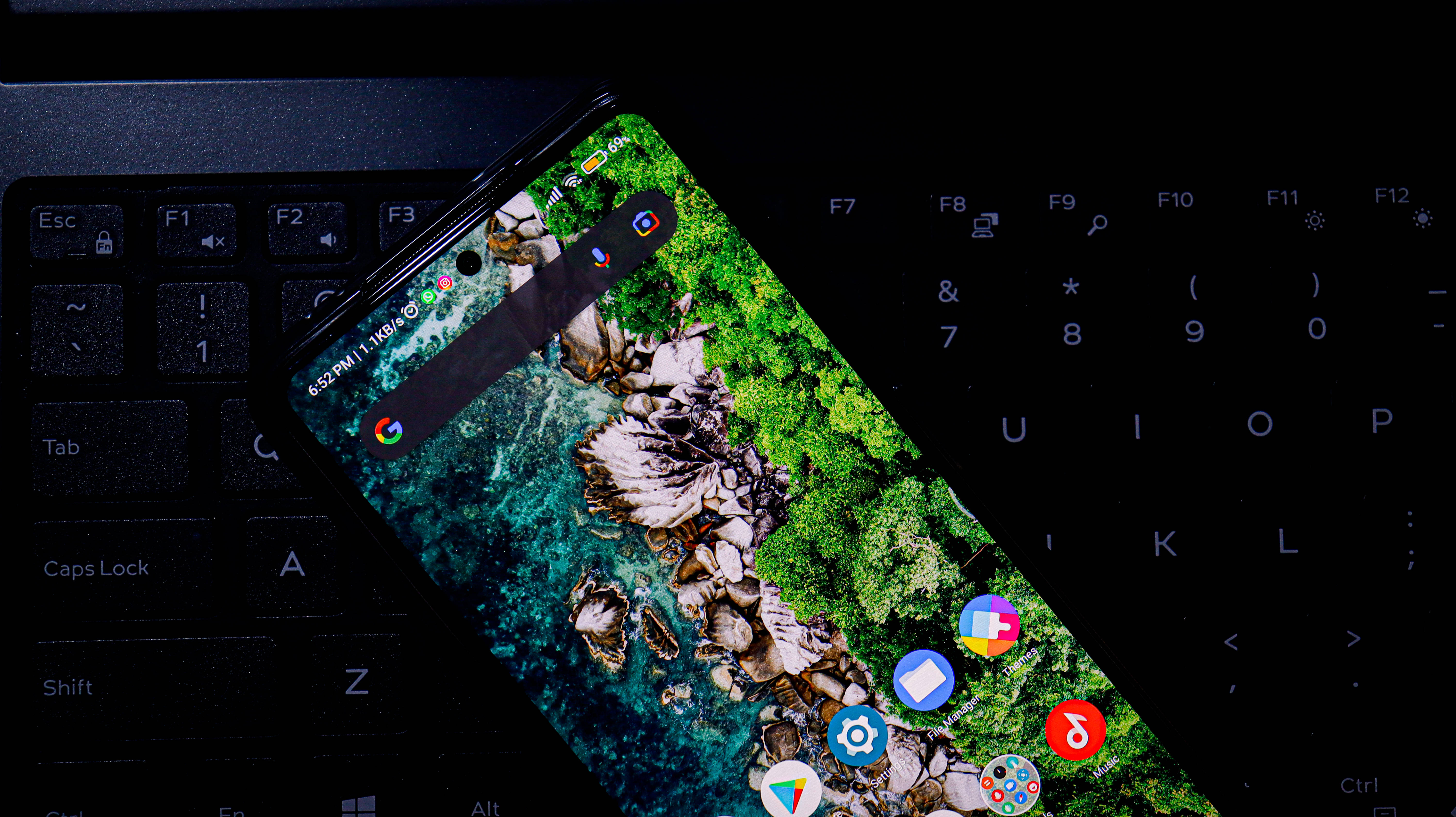 Xiaomi Smartphone sobre Teclado Fondos de pantalla
