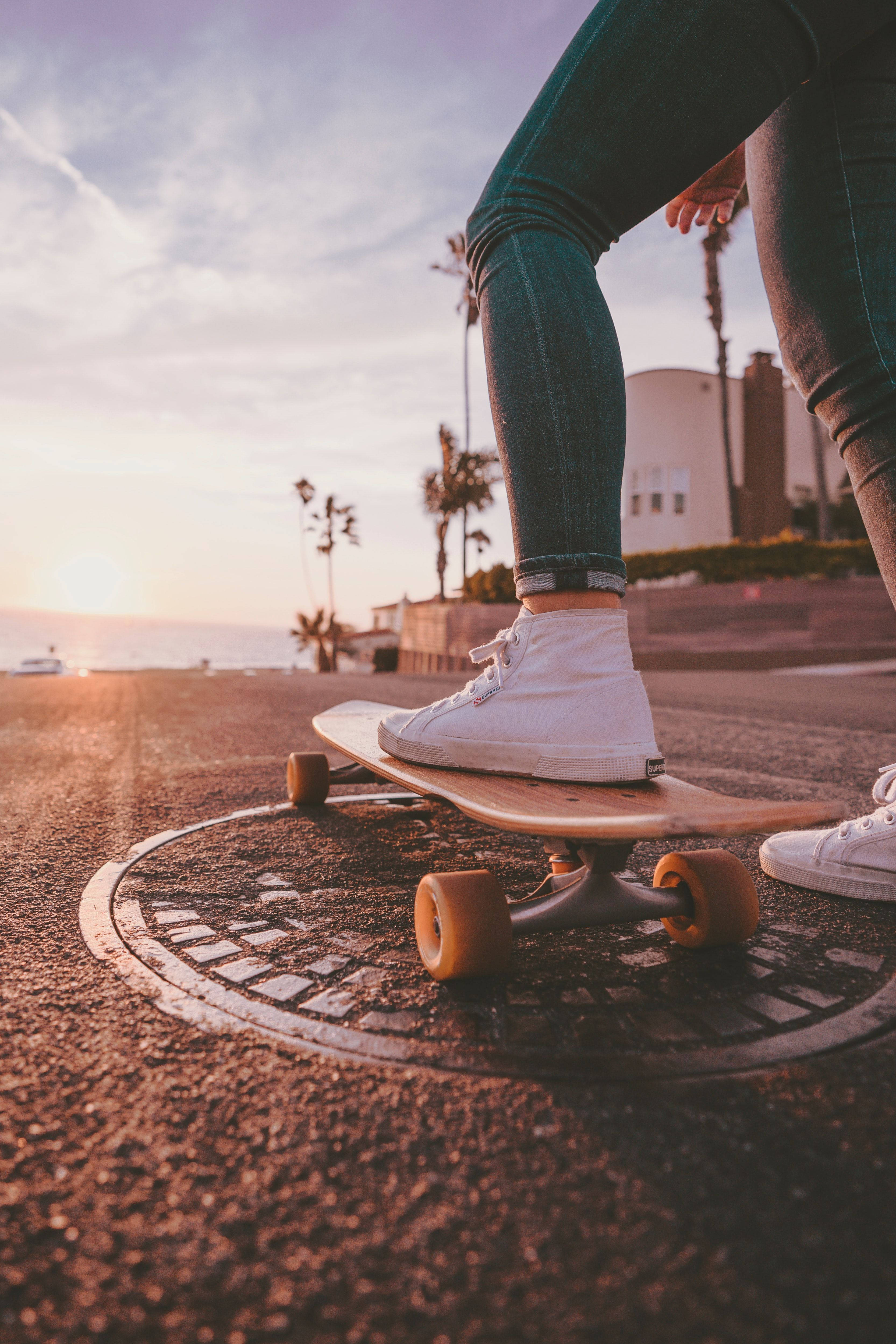Zapato sobre patineta, estética skater con efecto de rayo de sol Fondos de pantalla
