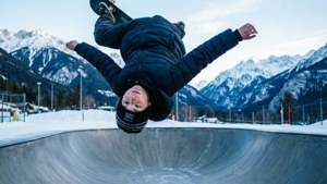 Chico skater realizando un 360 flip en un halfpipe en un entorno montañoso nevado. — Estética skater boy Fondos de pantalla